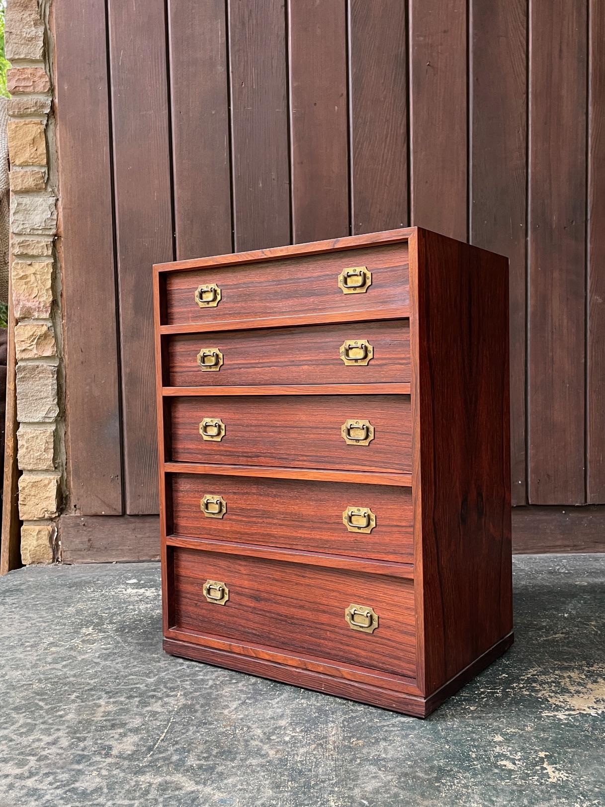 Petite commode ou table de nuit en bois de rose conçue par Henning Korch pour Silkeborge Mobelfabrik. 5 tiroirs, intérieur des tiroirs en acajou avec des poignées en laiton. Il mesure environ 2 pieds de haut. Paire disponible.
  
Cet article est