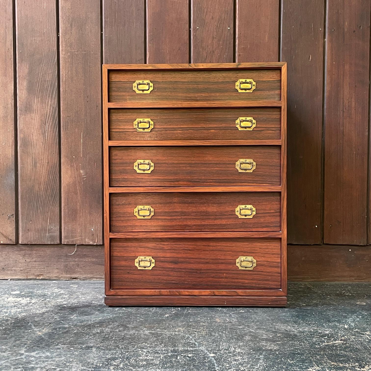 Scandinave moderne 1960s Henning Korch Rosewood Campaigner Cabinet Henning Chest Nightstand End Table Dresser en vente