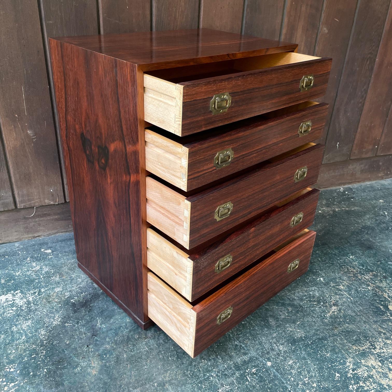 Placage 1960s Henning Korch Rosewood Campaigner Cabinet Henning Chest Nightstand End Table Dresser en vente