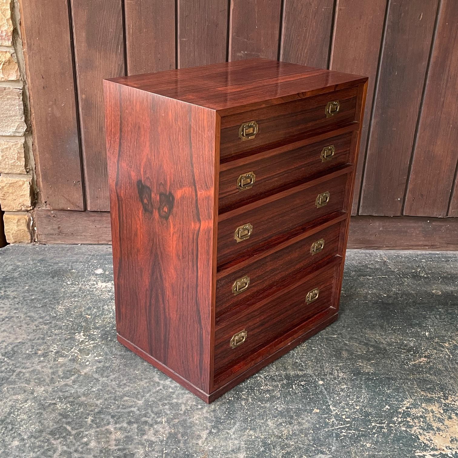 1960s Henning Korch Rosewood Campaigner Cabinet Henning Chest Nightstand End Table Dresser État moyen - En vente à Hyattsville, MD
