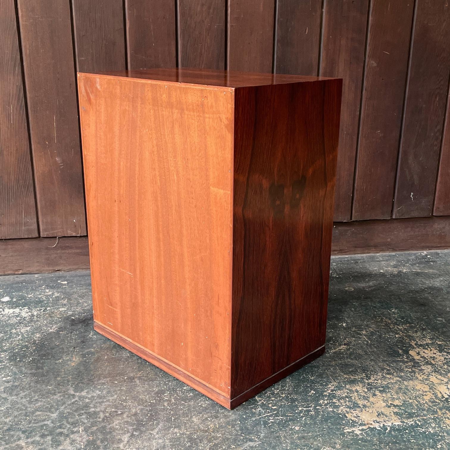 Palissandre 1960s Henning Korch Rosewood Campaigner Cabinet Henning Chest Nightstand End Table Dresser en vente