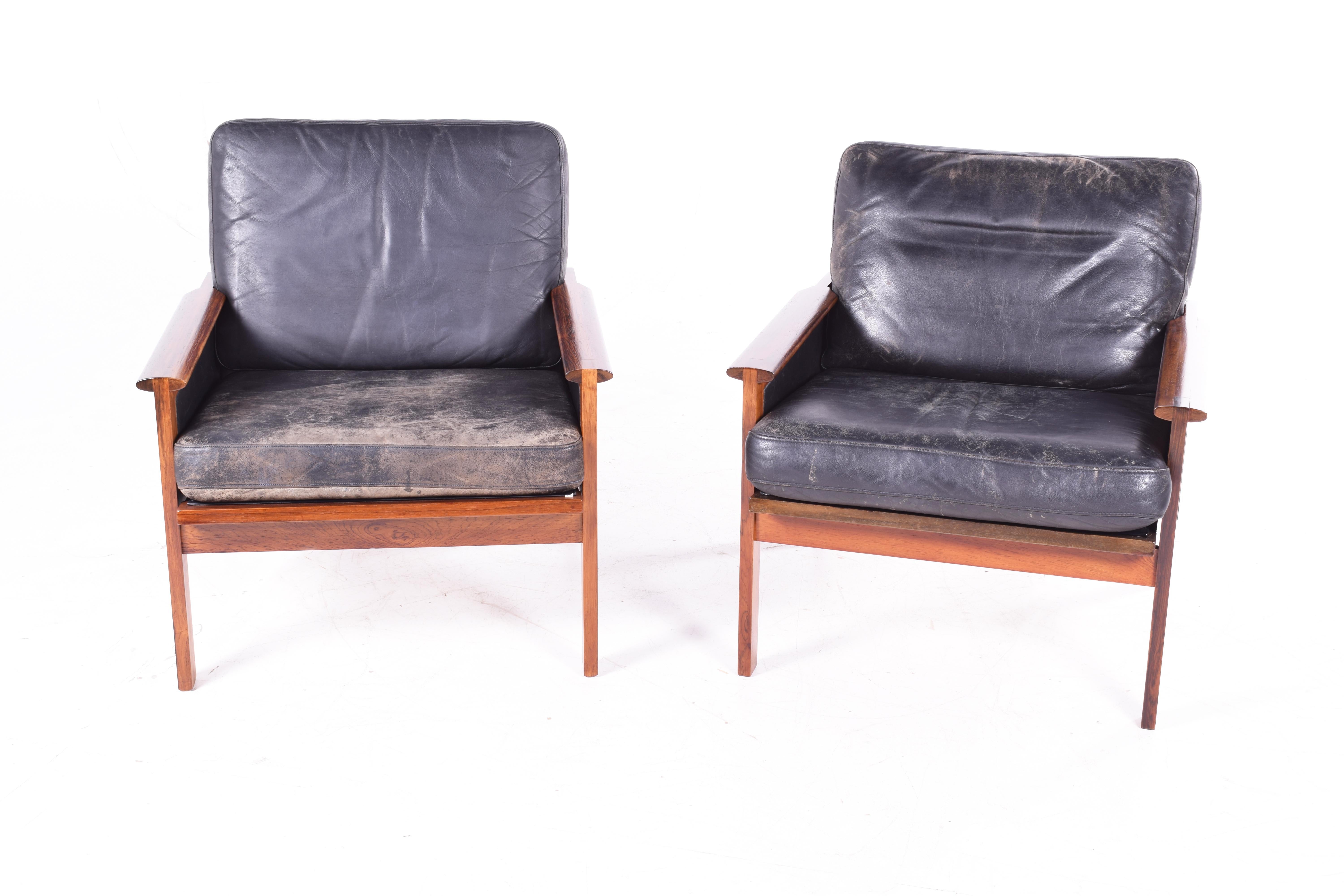 Rosewood armchairs from the Capella Series designed in 1958 by Illum Wikkelsø for Niels Eilersen 
Beautiful rosewood veneer, which emphasizes the contrast between the structure and the black leather cushions and reflects the elegance of the