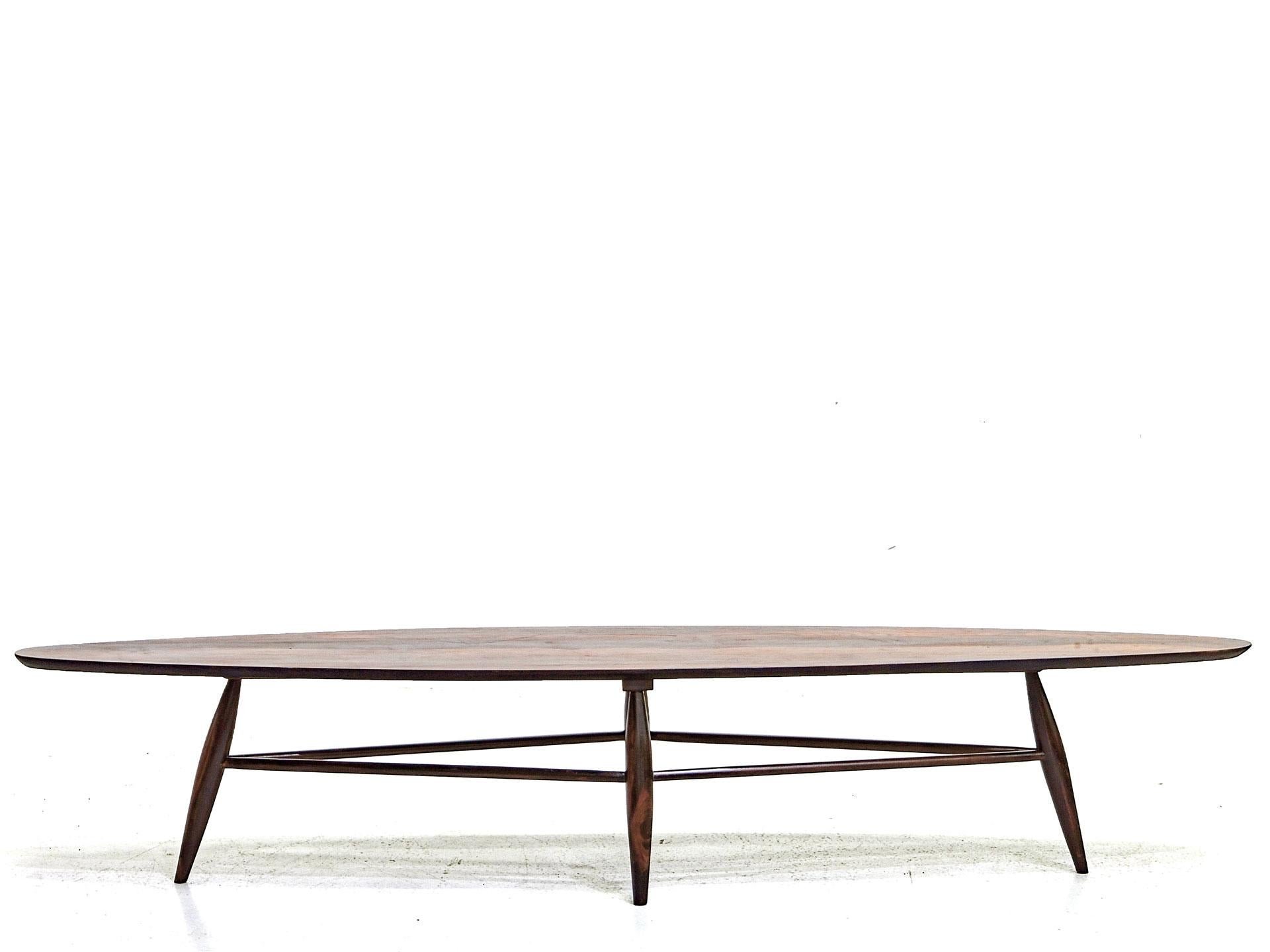 Center table in solid jacarandá rosewood, by Liceu de Artes e Ofícios, Brazil, circa 1960. 

A beautiful piece, maintained in its original condition, which makes it definitely suitable for collectors. The material and form of this center table are