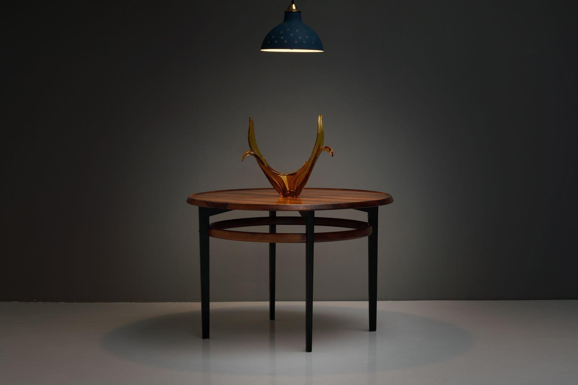 Mesa central de palisandro muy elegante. Con patas pintadas de negro y una banda circular inferior de madera. Gran aspecto, 2 pequeñas zonas dañadas en la laca de la parte superior. Como se muestra en las imágenes. (Menor).

Alto 74cm x Ancho 106cm