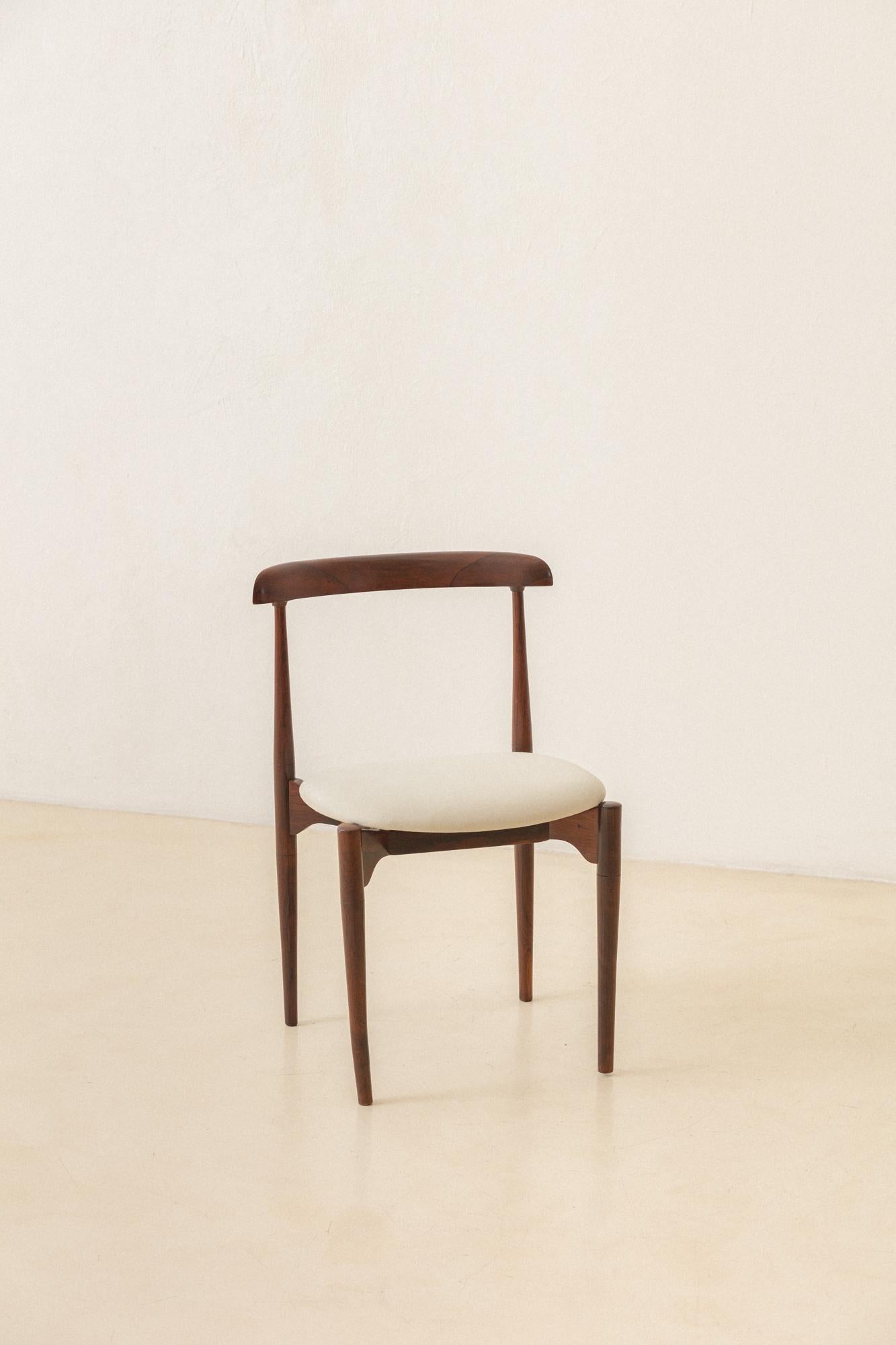 Cette charmante chaise en palissandre massif a été conçue par le designer de meubles d'origine italienne Carlo Benvenuto Fongaro (1915-1986) dans les années 1950.
 
Fongaro a collaboré au développement des premières expériences en matière de