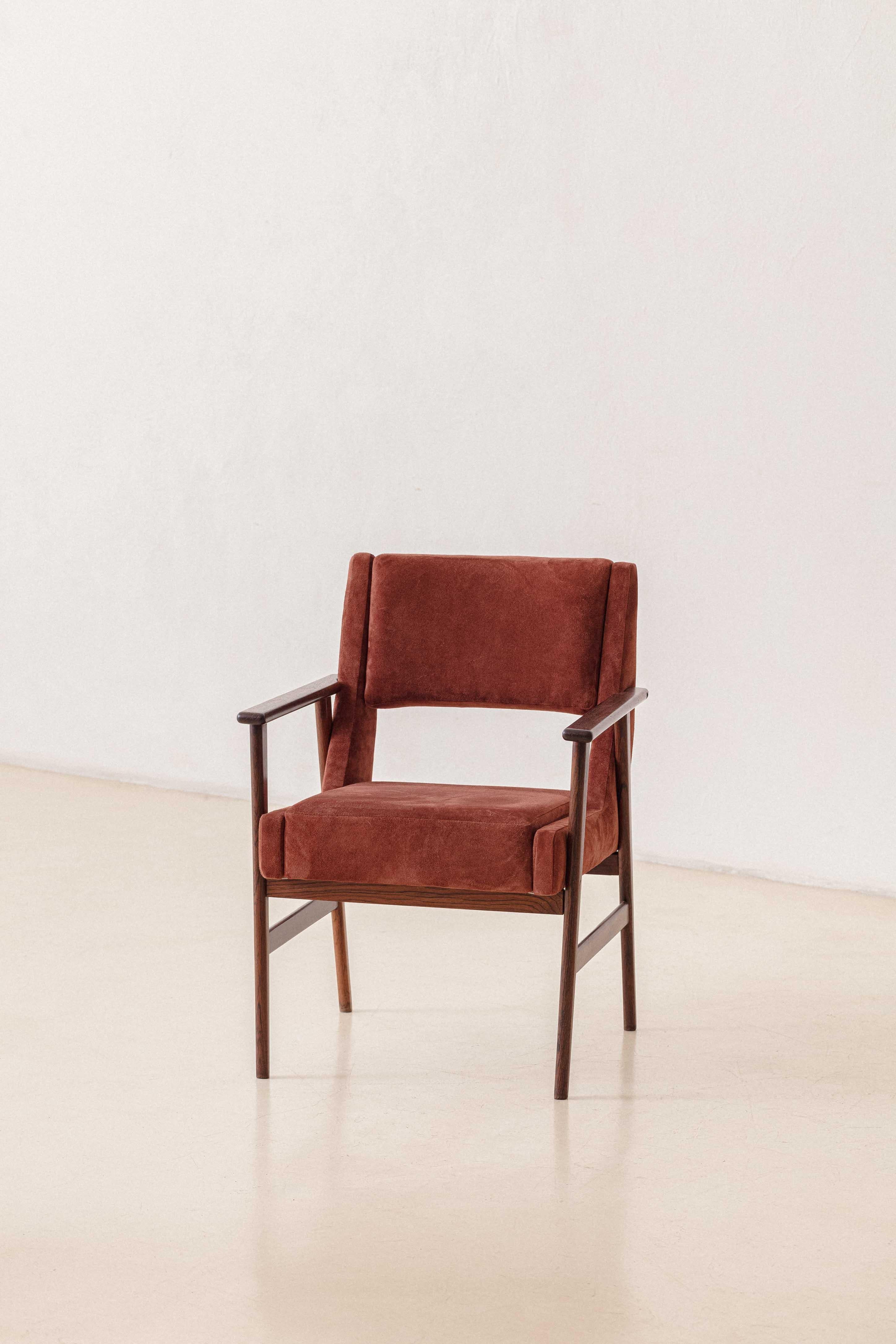 Cette chaise avec accoudoirs a été produite par Cantù Móveis e Interiores Ltda. dans les années 1960 et présentée dans le catalogue de l'entreprise de cette période. Avec une structure en bois de rose massif, la pièce a reçu un nouveau revêtement en