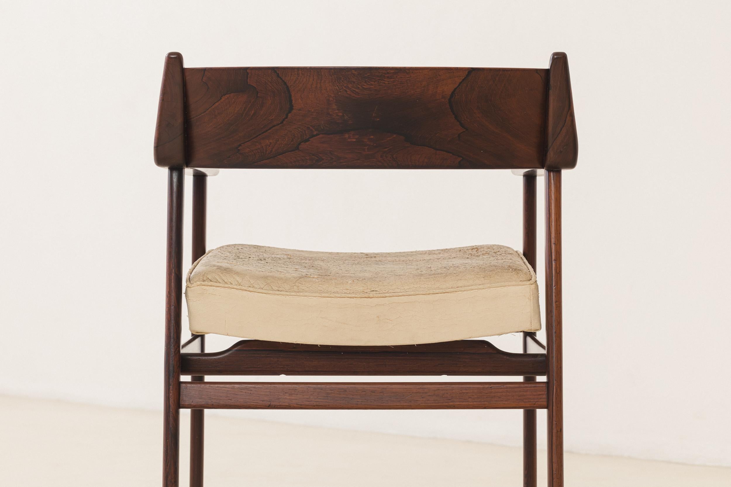 Silla de palisandro con reposabrazos, por Móveis Cantù, Brasil Mediados de siglo, 1960 en venta 3