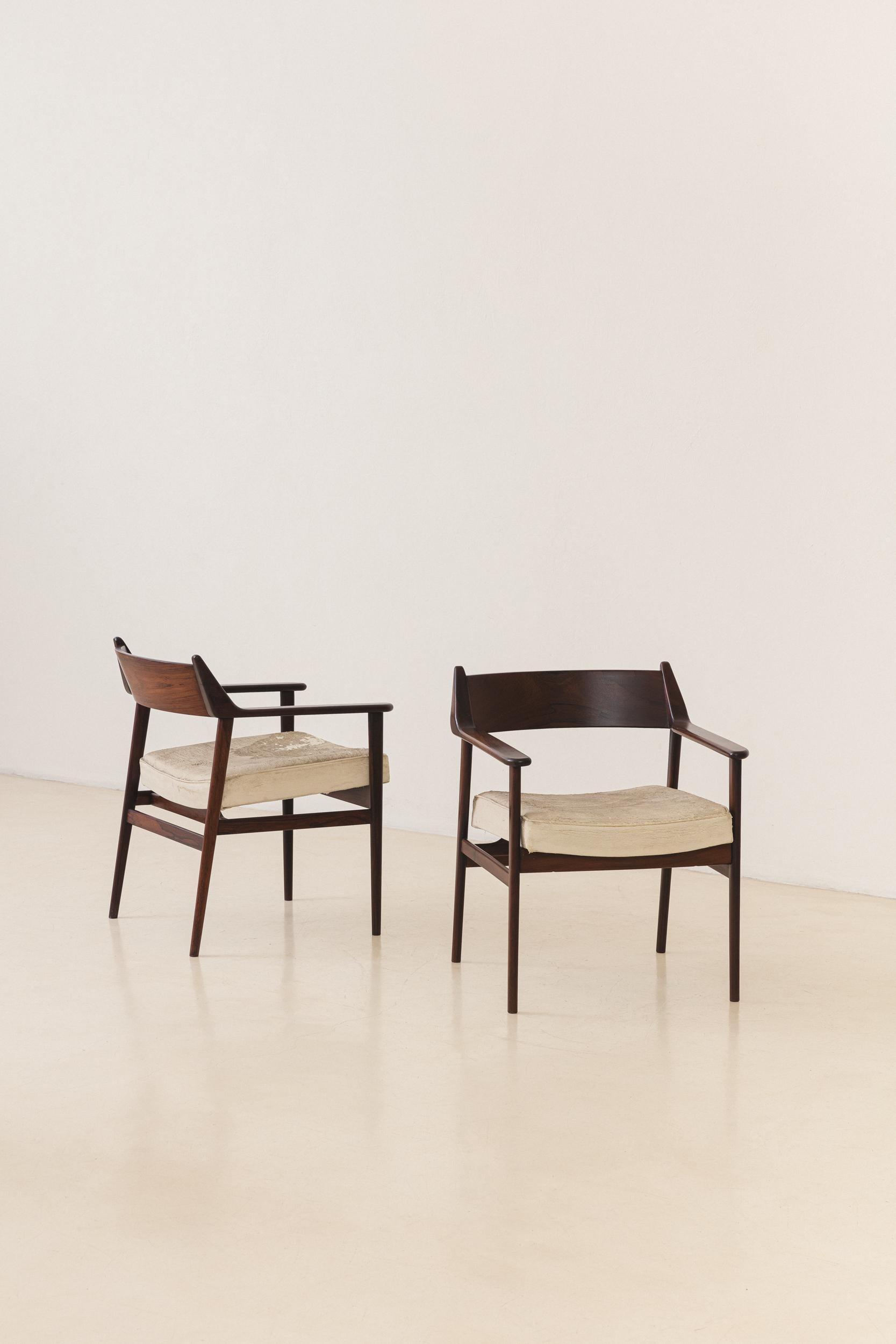 Silla de palisandro con reposabrazos, por Móveis Cantù, Brasil Mediados de siglo, 1960 Brasileño en venta