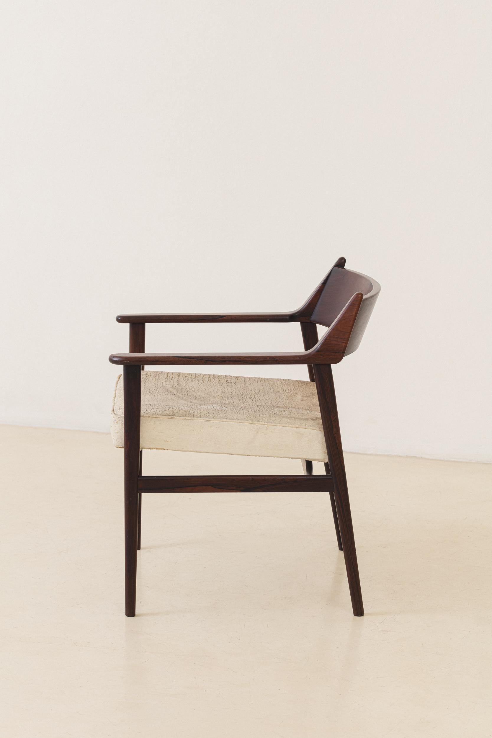 Silla de palisandro con reposabrazos, por Móveis Cantù, Brasil Mediados de siglo, 1960 mediados del siglo XX en venta
