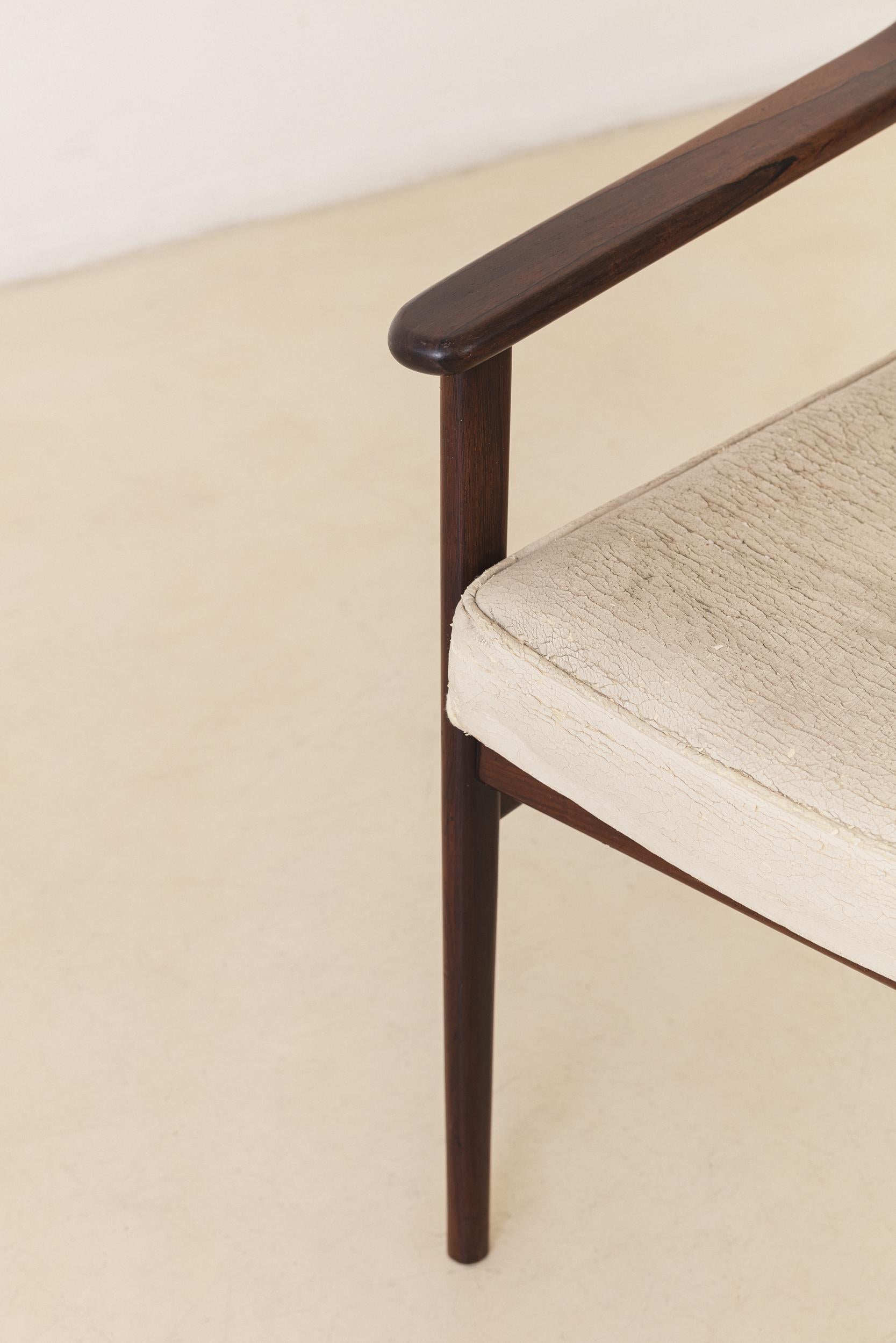 Silla de palisandro con reposabrazos, por Móveis Cantù, Brasil Mediados de siglo, 1960 Tela en venta