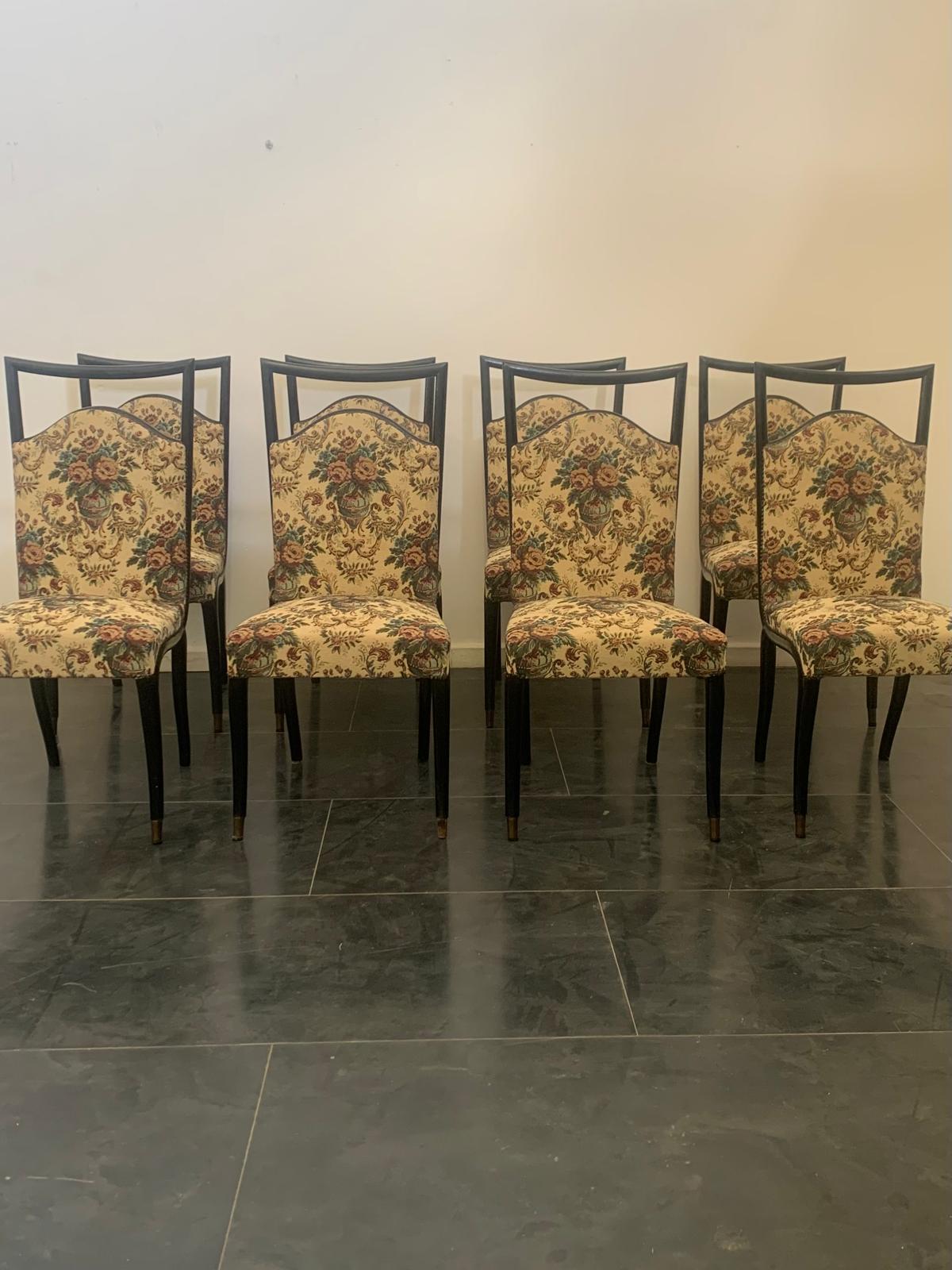 Elegante Stühle der feinen Tischlerkunst
Diese eleganten Stühle werden mit außergewöhnlichem handwerklichem Geschick gefertigt. Die anmutig geschwungenen Beine stützen nahtlos den Sitz und die hohe, einladende Rückenlehne. Die hohe Rückenlehne wölbt