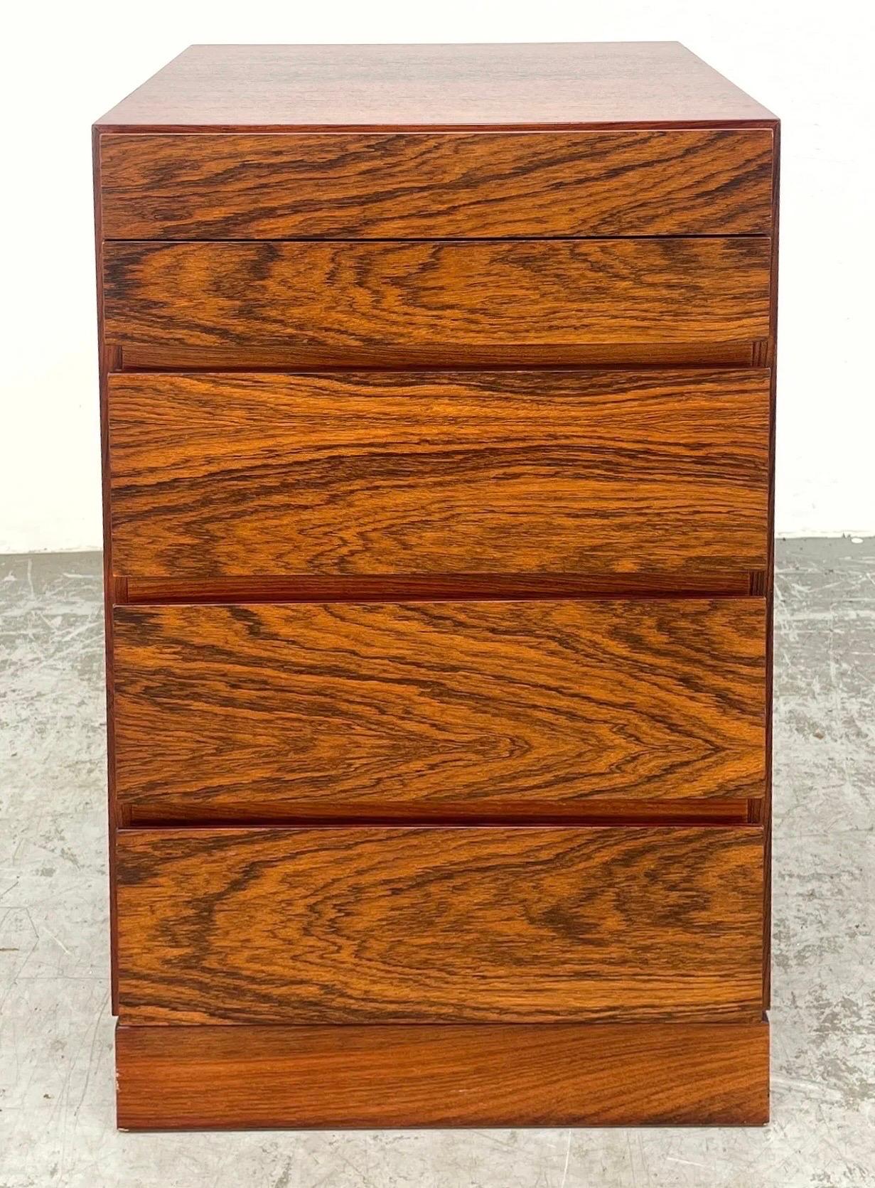 Cassettiera in palissandro di Arne Wahl Iversen per Vinde Mobelfabrik Danimarca, anni '70.
Una cassapanca versatile, adatta a una moltitudine di usi, comodino, commode o tavolino in vari ambienti. La cassettiera ha 3 cassetti inferiori delle stesse