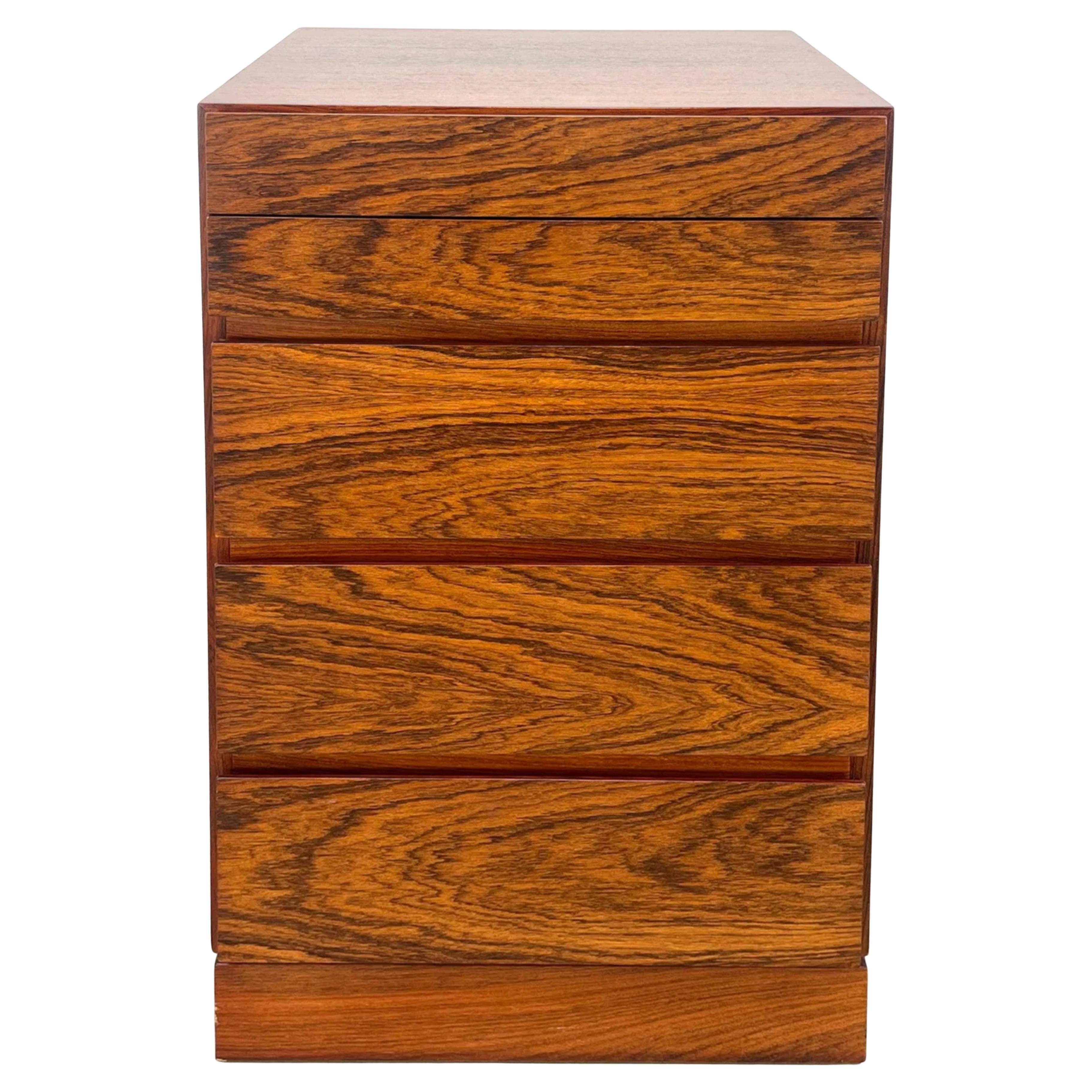 Palissandro Cassettiera in palissandro di Arne Wahl Iversen per Vinde Mobelfabrik Danimarca in vendita