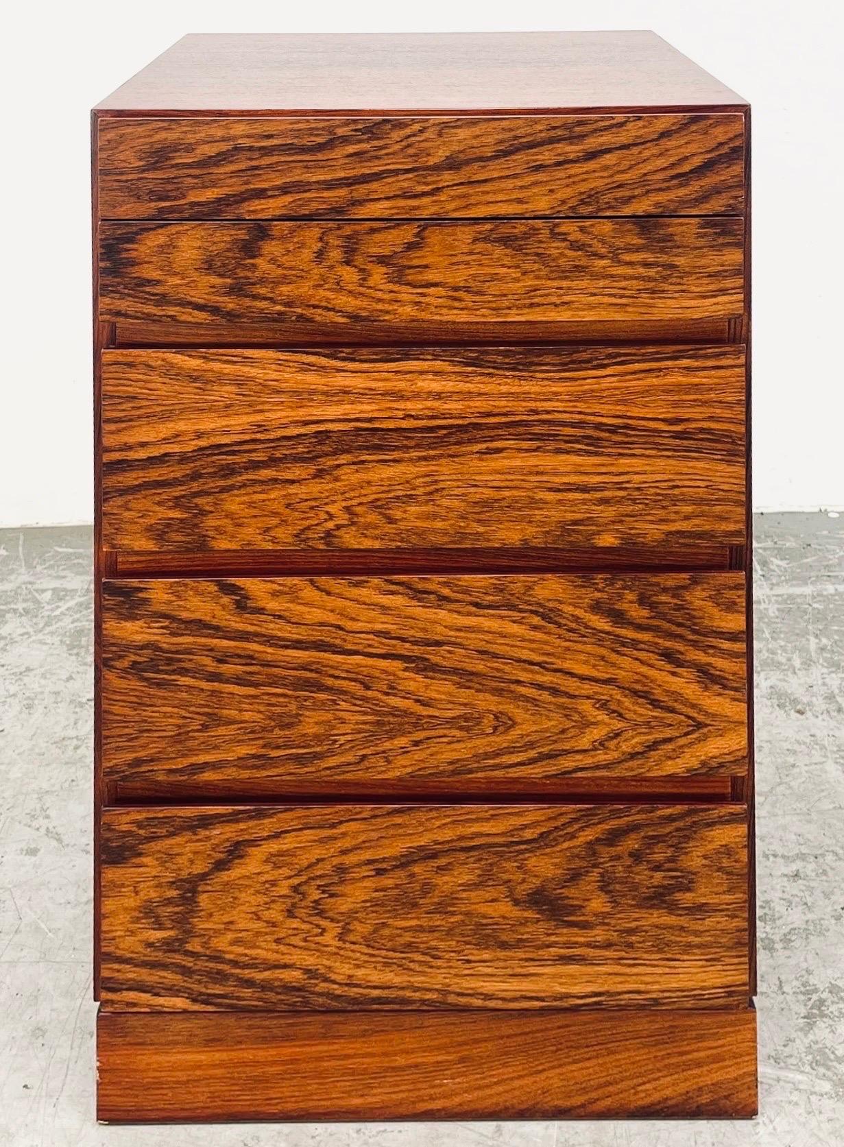 Cassettiera in palissandro di Arne Wahl Iversen per Vinde Mobelfabrik Danimarca in vendita