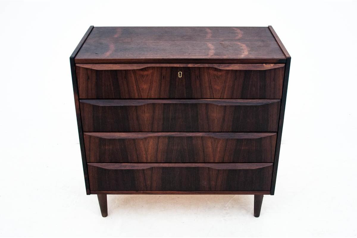Danish rosewood chest of drawers

Measures: Height 76 cm / width 79 cm / depth 41 cm

Very good condition, under renovation.