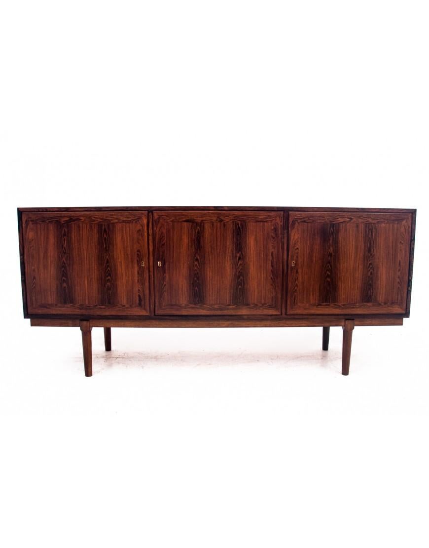 Cómoda danesa de los años 60.

Muebles en muy buen estado, tras una renovación profesional.

Dimensiones: altura 83 cm / anchura 180 cm / profundidad 48 cm