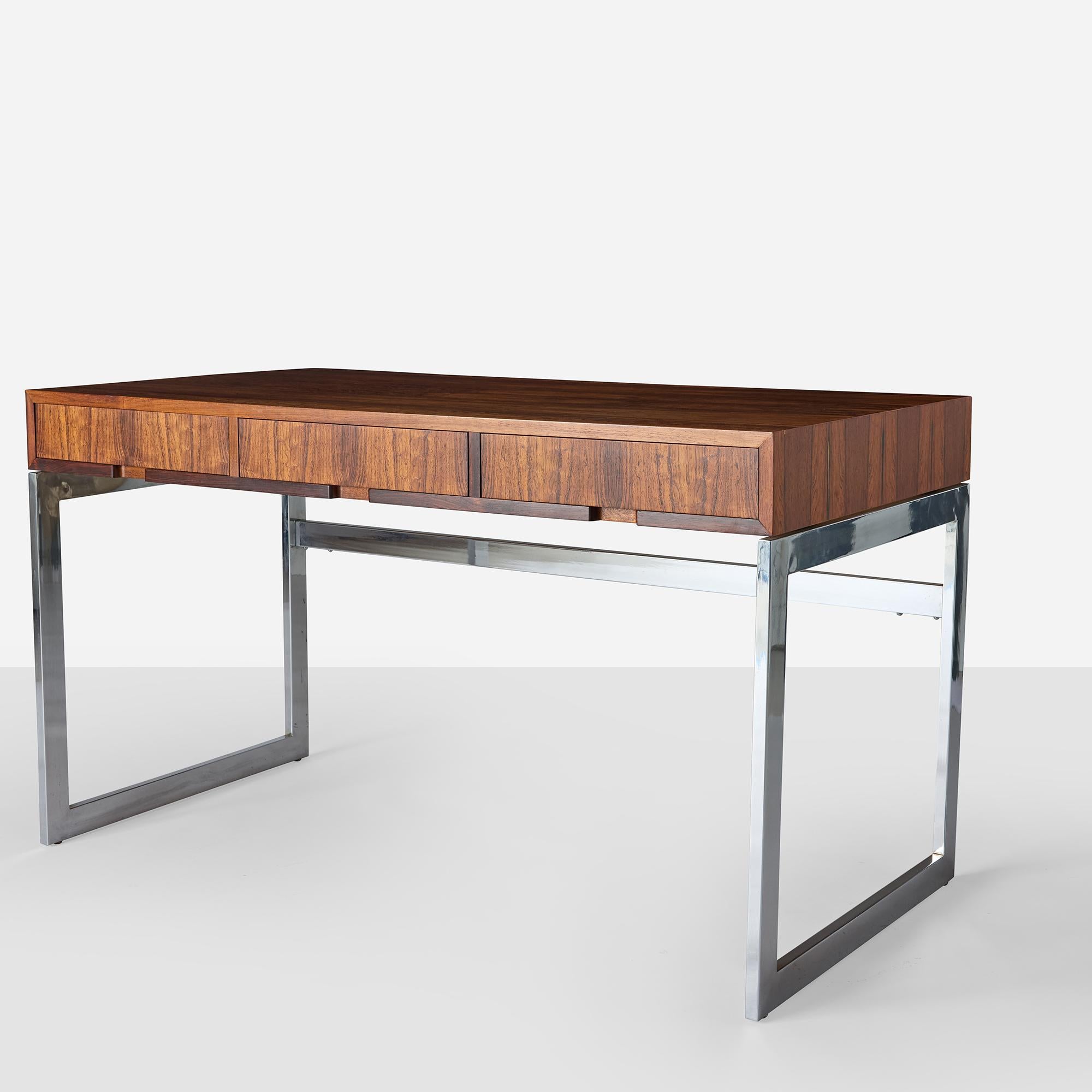 Un piccolo scrittoio di Milo Baughman per Thayer Coggin. Il piano in palissandro con tre cassetti portaoggetti si trova su una base contemporanea in acciaio cromato.

Nel complesso in ottime condizioni. Il piano in palissandro presenta una leggera