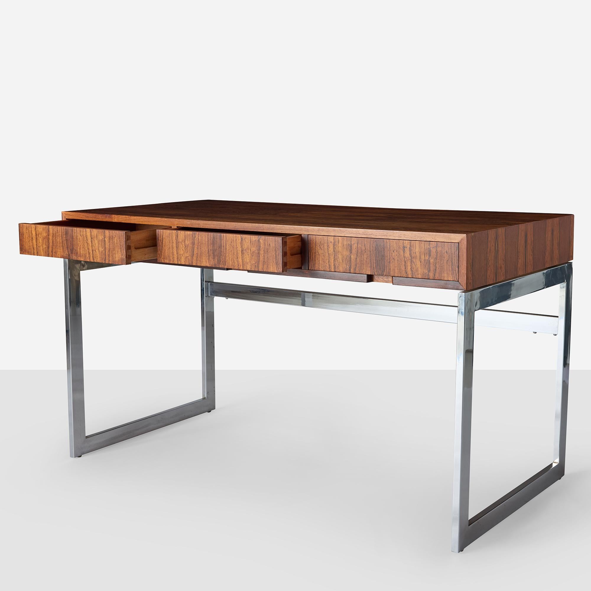 Moderno Scrivania in palissandro e cromo di Milo Baughman in vendita