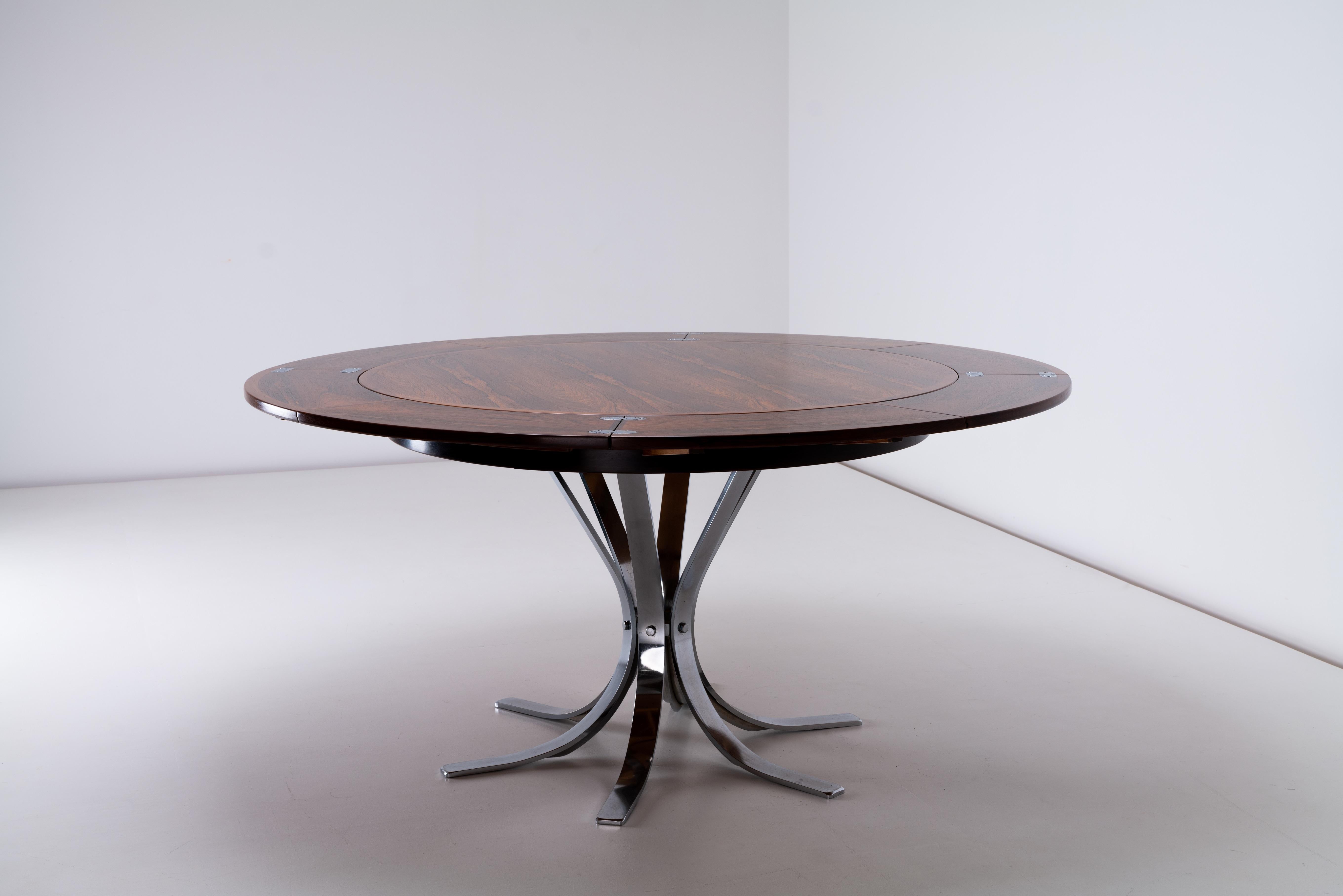 Nous avons à vendre un superbe exemple de la table Lotus attribuée à Arne Wahl Iversen et fabriquée par Dyrlund, Danemark, vers 1970. 

Il existe plusieurs variantes de ce modèle. Ce modèle était le haut de gamme, avec placage en palissandre