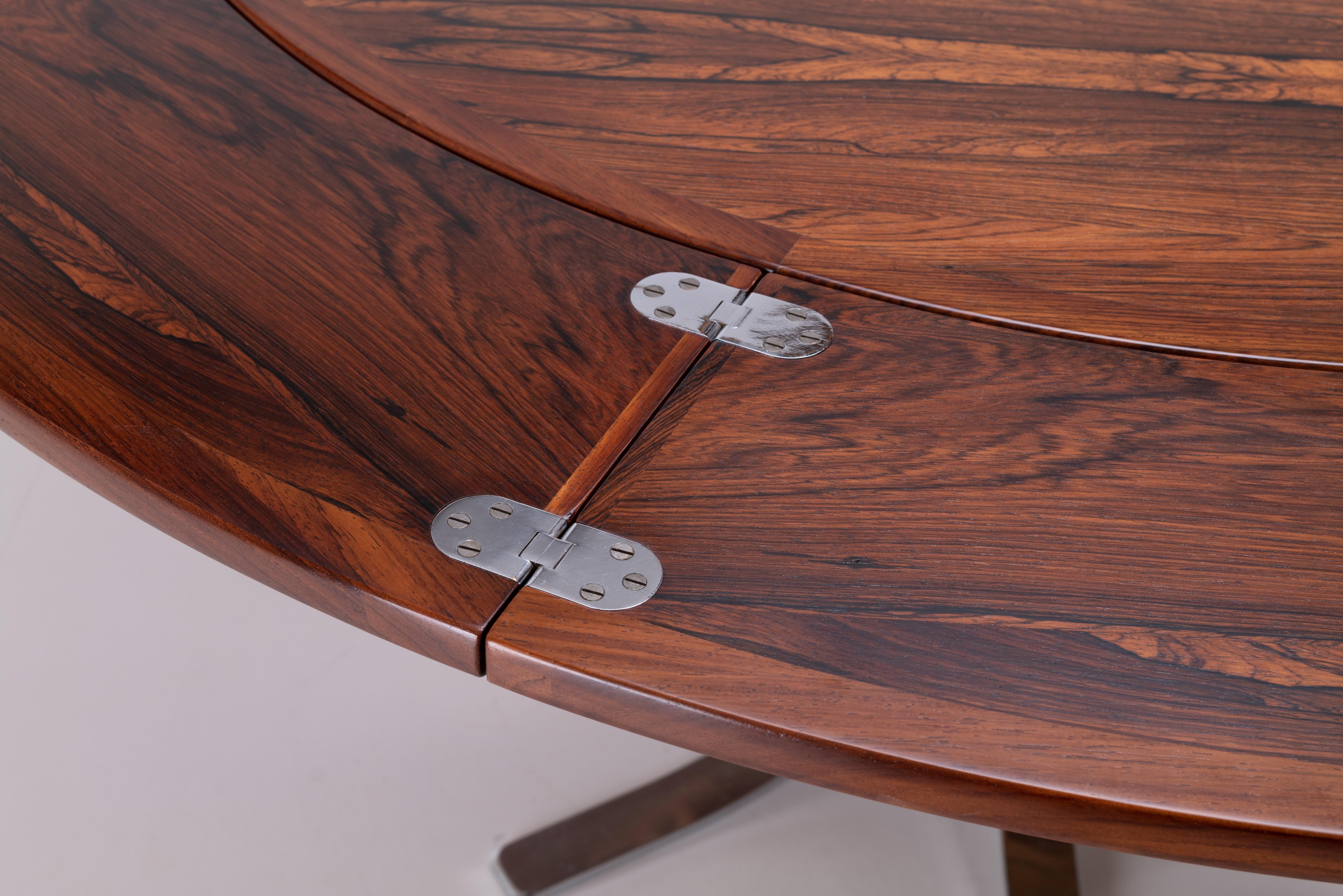 Danois Table de salle à manger / centre de table Lotus en palissandre et chrome par Dyrlund, Danemark, années 1970 en vente