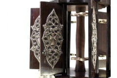 Zigarrenetui aus Palisanderholz mit silbernen Schilden, Karavellen, Armillenknopf und drei Füßen