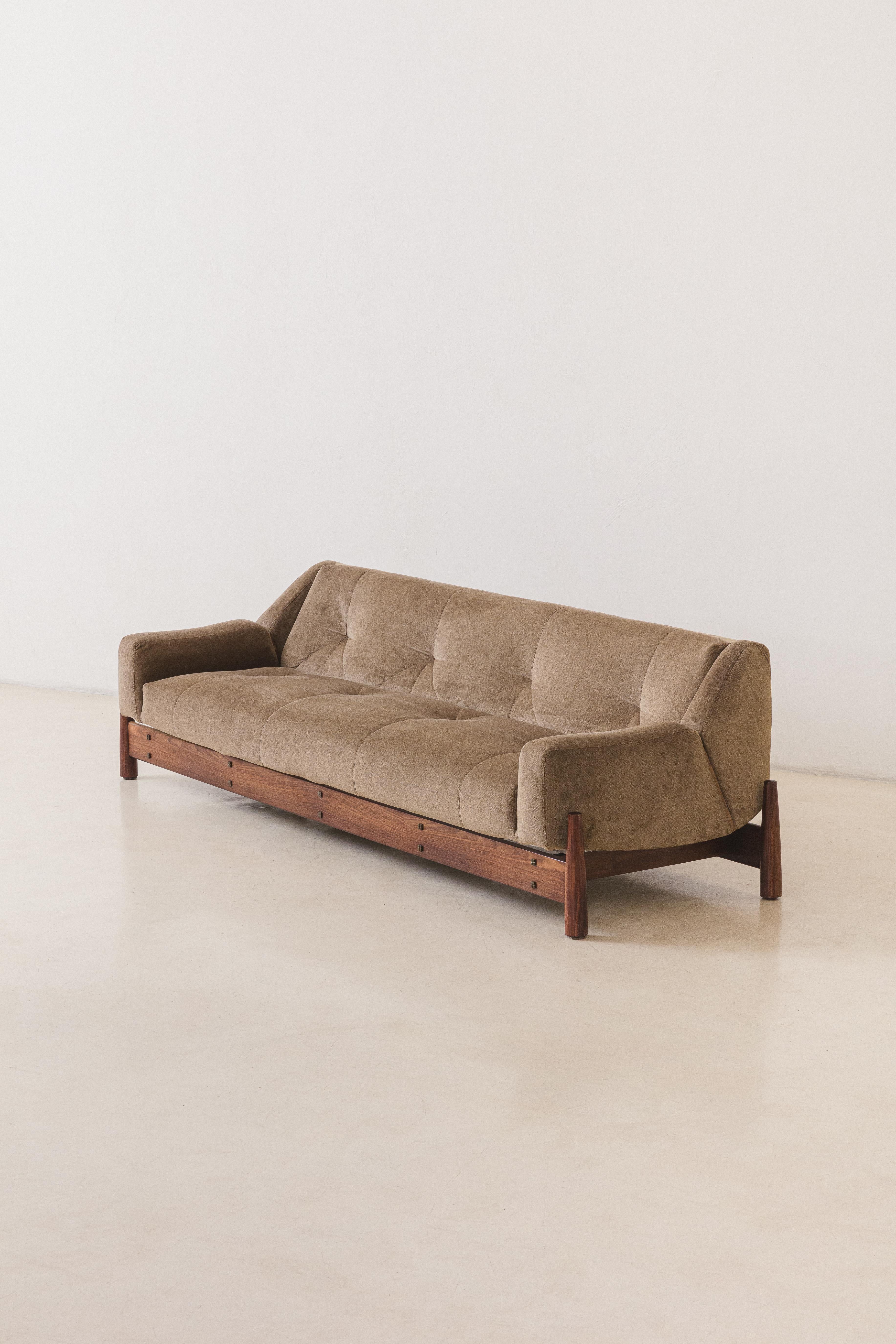Dieses Imbuia-Sofa wurde in den 1960er Jahren von dem brasilianischen Unternehmen Móveis Cimo hergestellt, einem Pionier der brasilianischen Möbelindustrie.

Cimo Sofa ist sehr charmant, da Sitz und Rückenlehne aus einem Stück bestehen und über der