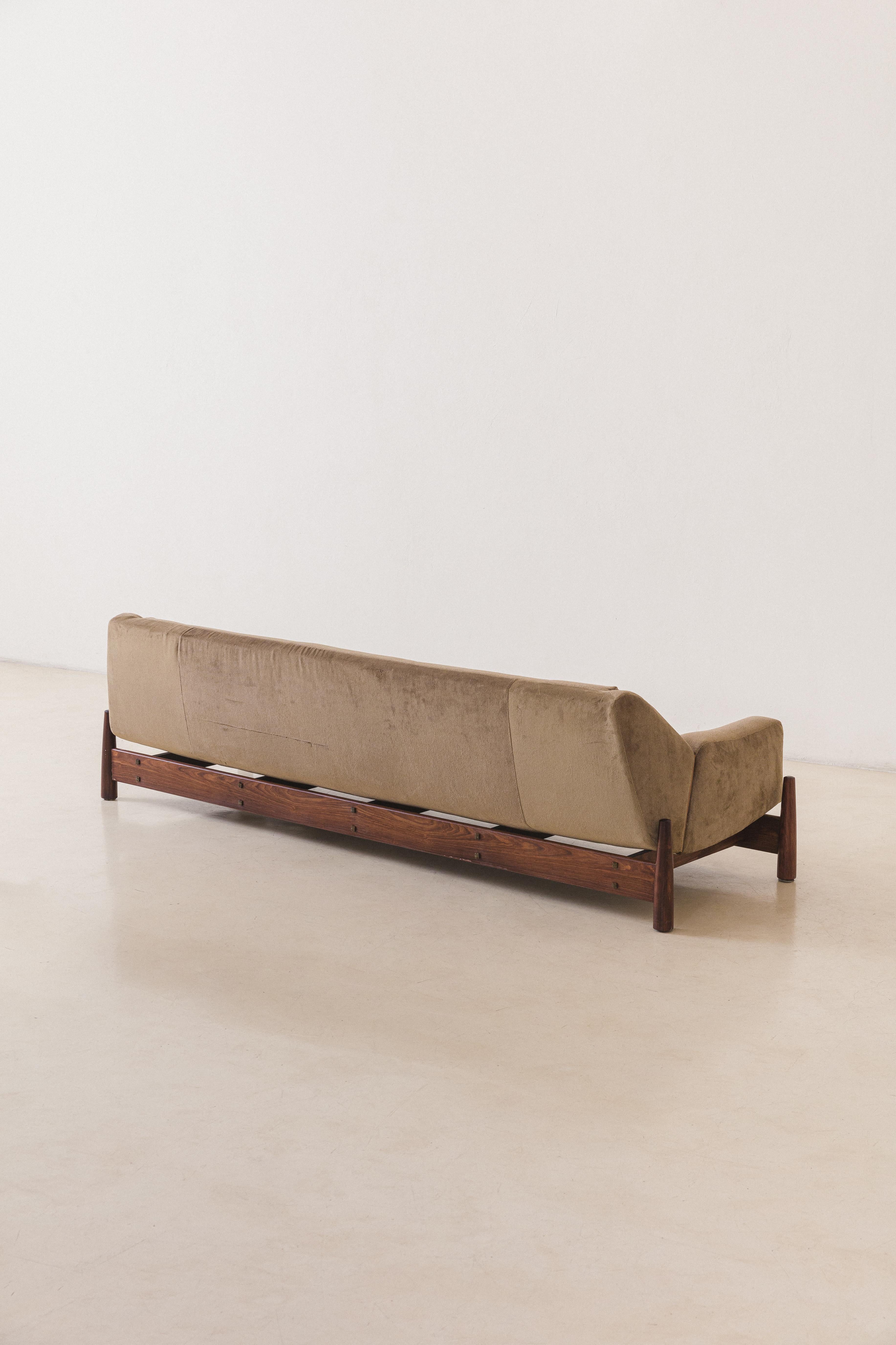 Canapé Cimo en bois de Imbuia Design/One brésilien par Móveis Cimo, Mid-Century Modern, 1960s Bon état - En vente à New York, NY