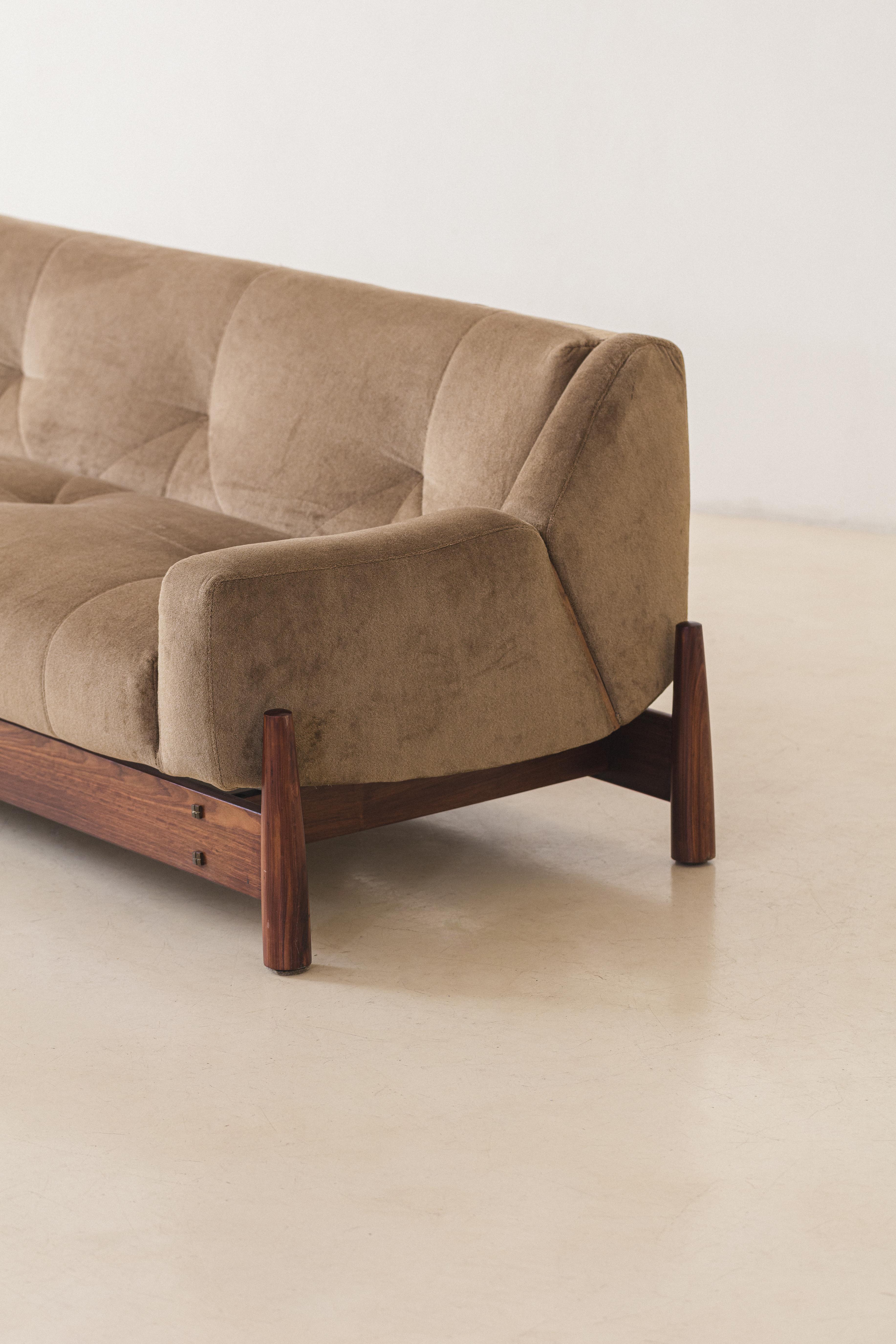 Imbuia wood Cimo Sofa Brasilianisches Design von Móveis Cimo, Mid-Century Modern, 1960er Jahre (Messing) im Angebot