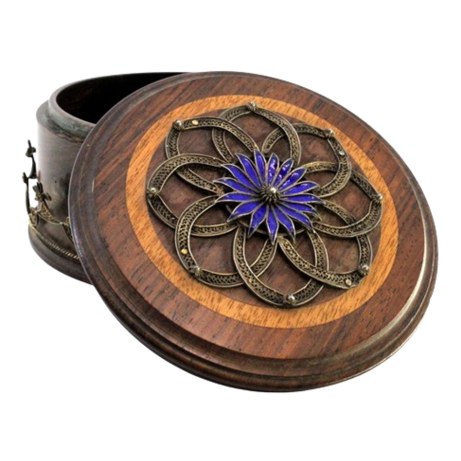 Runde Rosenholzdose mit Girlande und Silberfiligran, emaillierter Deckel im Angebot