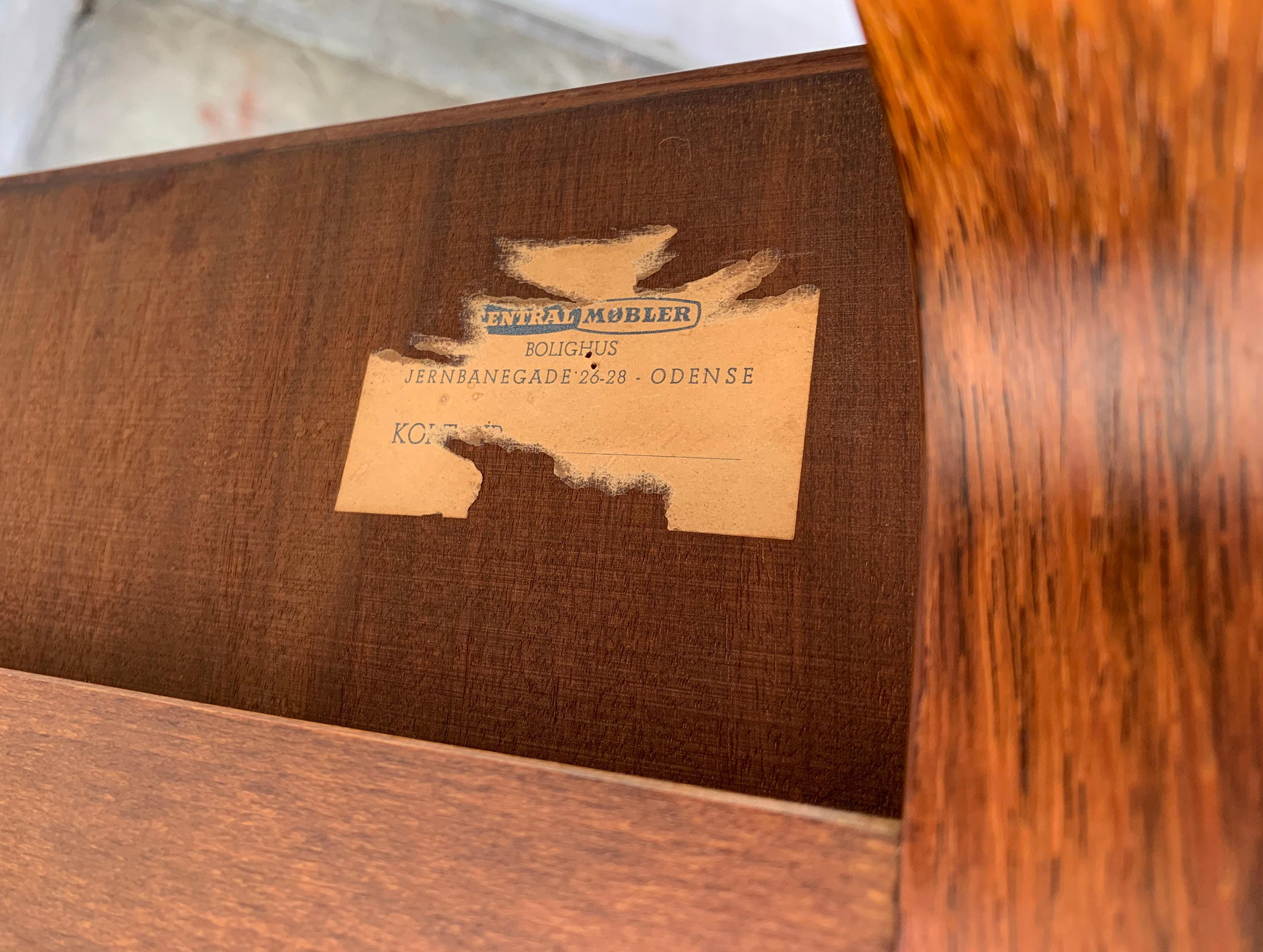 Table basse en bois de rose Arne Jacobsen pour le St. Catherine's College Fritz Hansen en vente 6