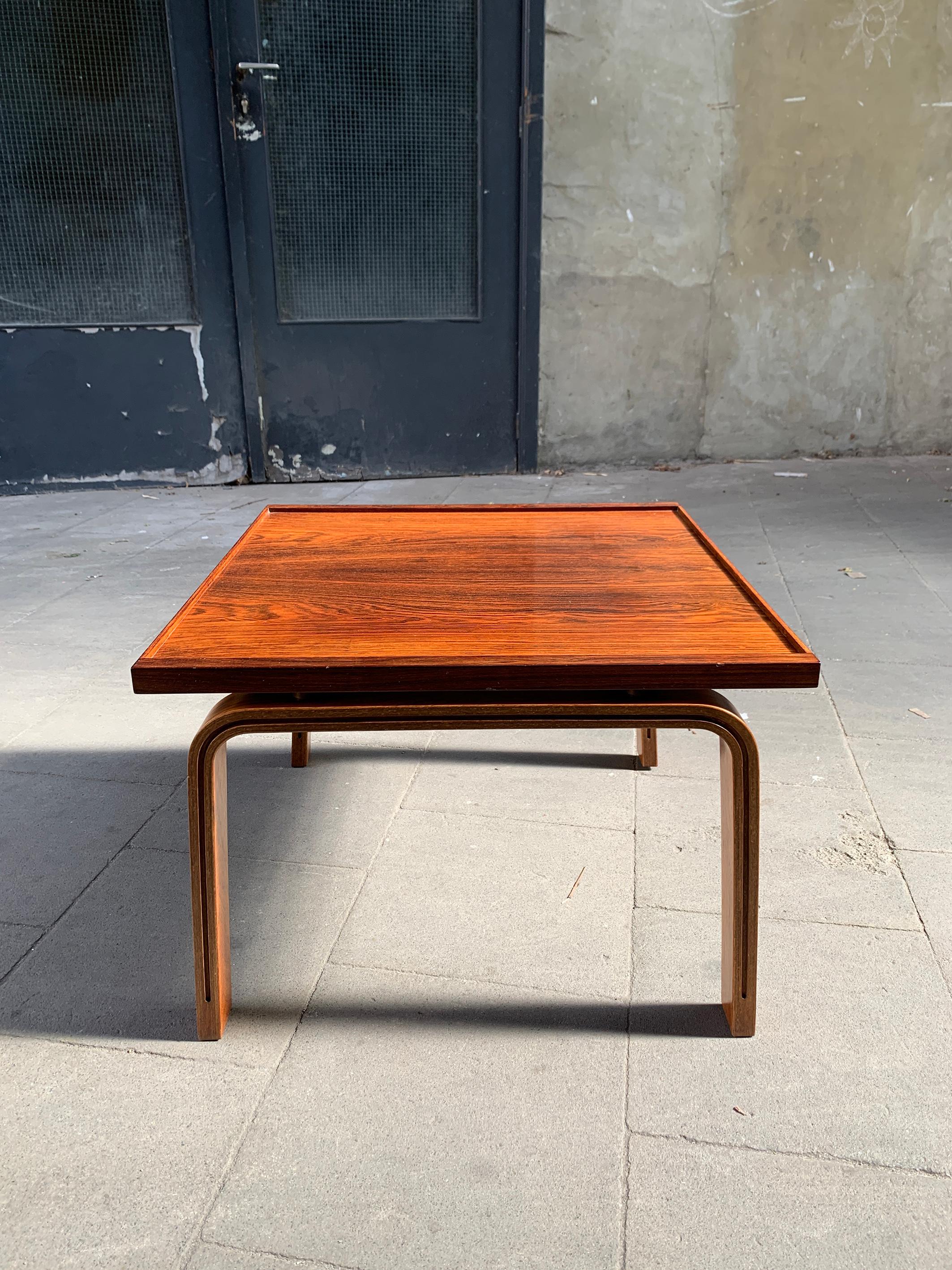Rare table basse danoise en bois de rose dessinée par Arne Jacobsen. Très bel état d'origine.

Arne Jacobsen a créé l'extension du St. Catherines College d'Oxford de 1959 à 1964. Outre les célèbres chaises de la série Oxford, il a également conçu