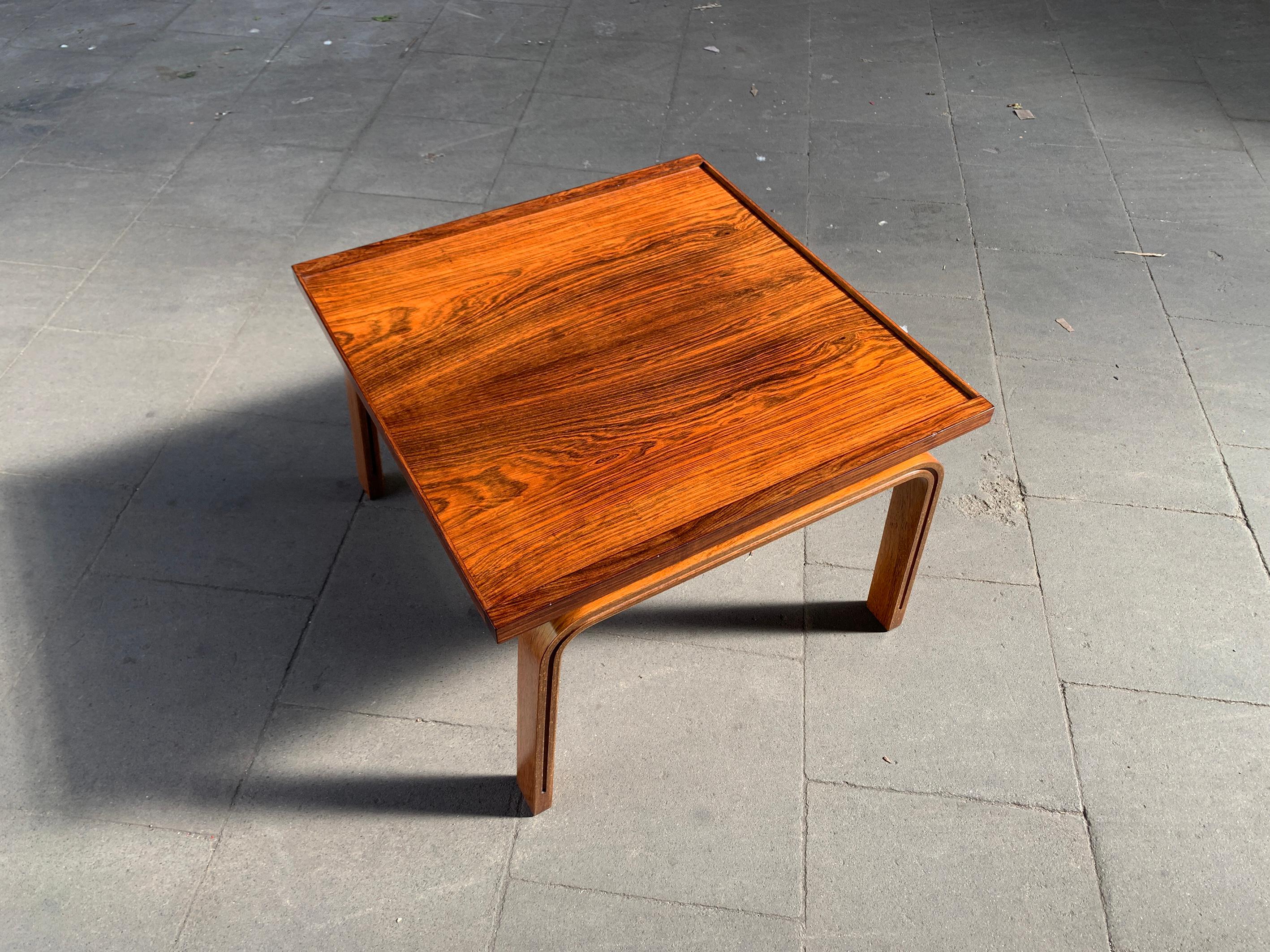 Mid-Century Modern Table basse en bois de rose Arne Jacobsen pour le St. Catherine's College Fritz Hansen en vente