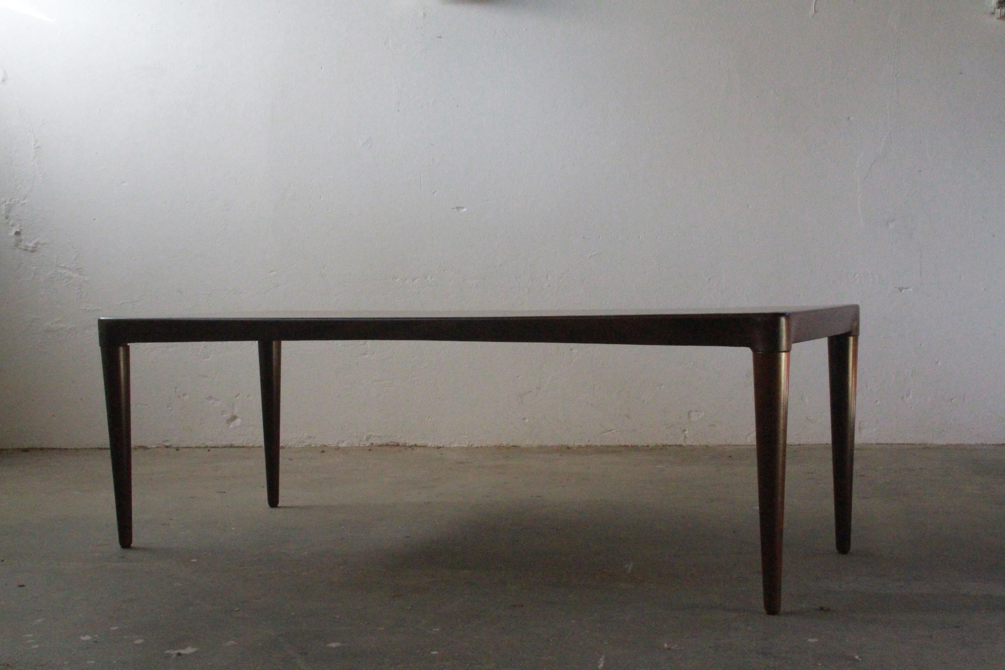 Il s'agit d'une fine table basse en bois de rose du Danemark des années 1960, avec une signature sous le plateau en provenance d'A.C. Møbler Vejle. Il présente quelques marques, toutes visibles sur les photos.

Les pieds peuvent être retirés pour