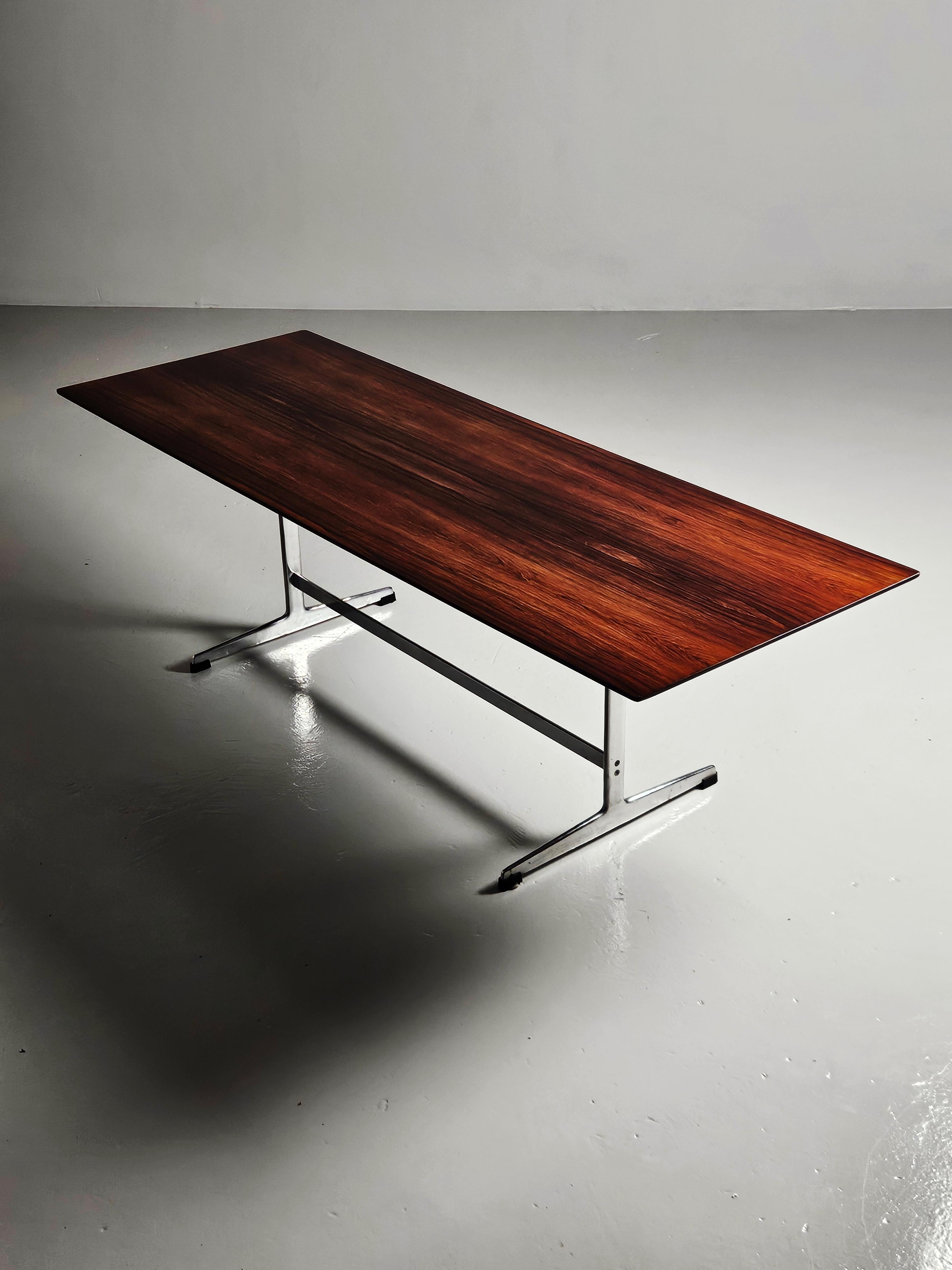 Coffee table designed by Arne Jacobsen for Fritz Hansen, Denmark, during the 1960s. 

Clean design made in a beautiful rosewood top mounted on shaker base of aluminum.