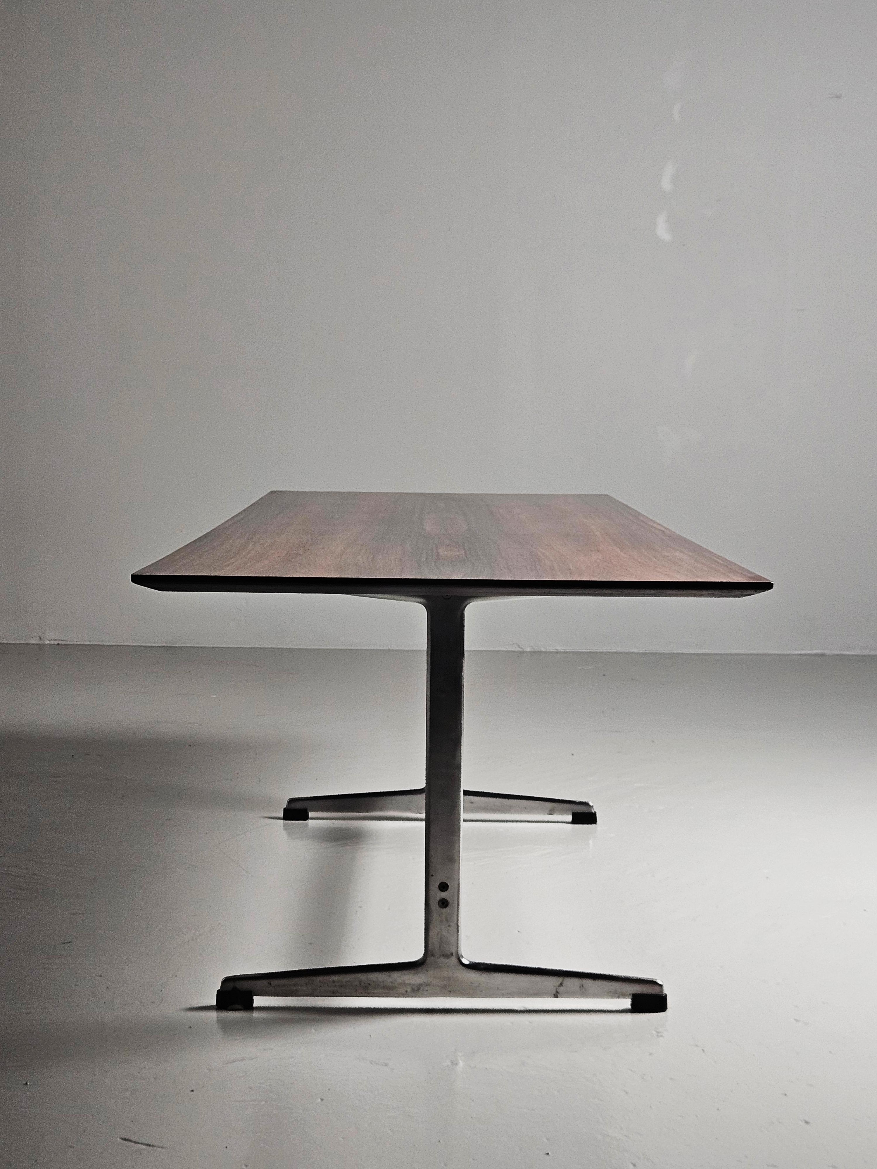 Scandinavian Modern Rosewood coffee table by Arne Jacobsen for Fritz Hansen, Denmark, 1960s For Sale