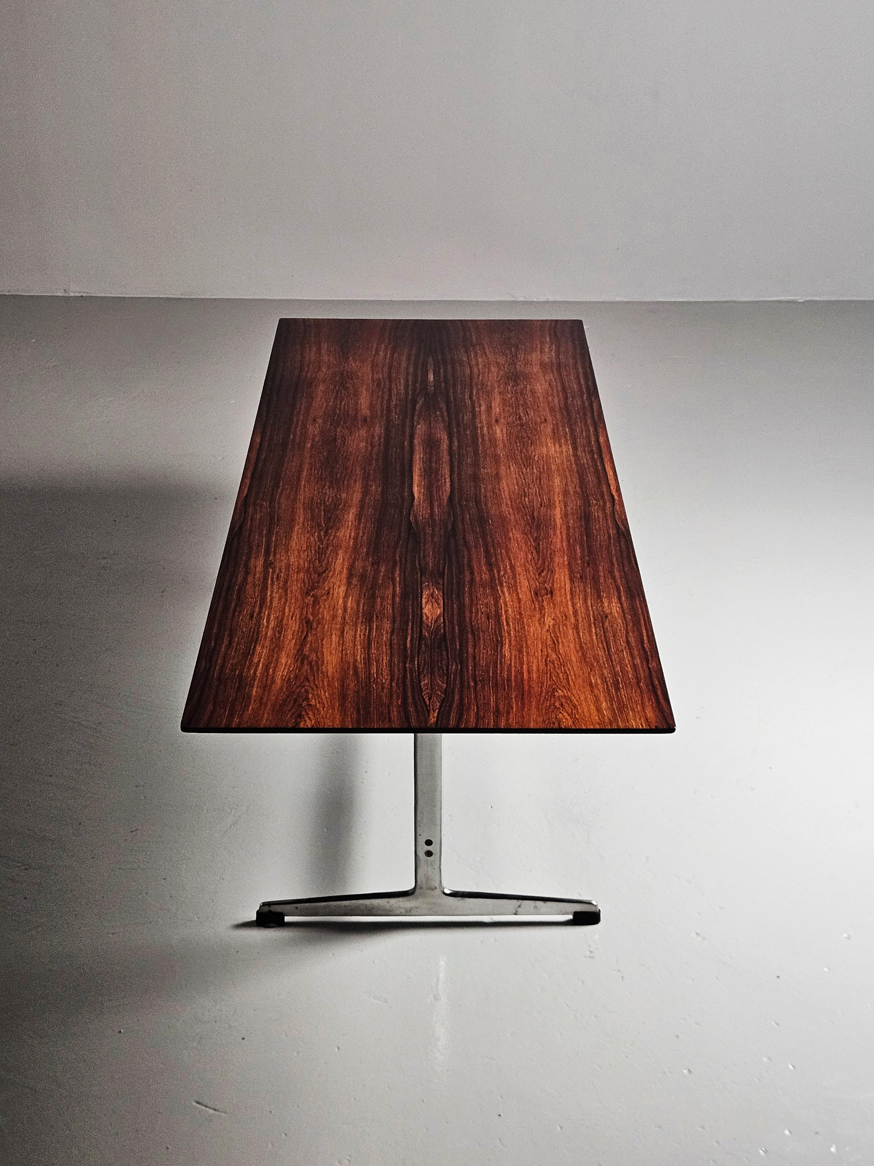 Rosewood coffee table by Arne Jacobsen for Fritz Hansen, Denmark, 1960s In Good Condition For Sale In Eskilstuna, SE