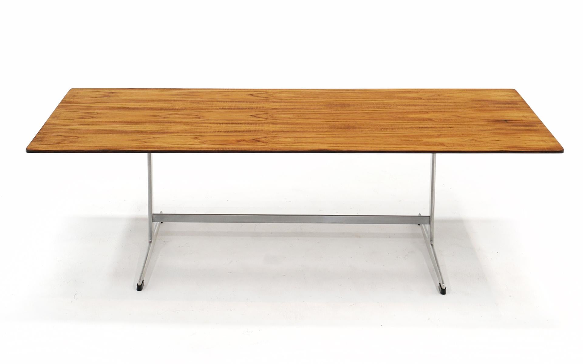 Table basse Arne Jacobsen avec plateau en bois de rose brésilien et base en aluminium. Magnifique figuration dans le bois de rose. Très bon état avec très peu de signes d'utilisation.