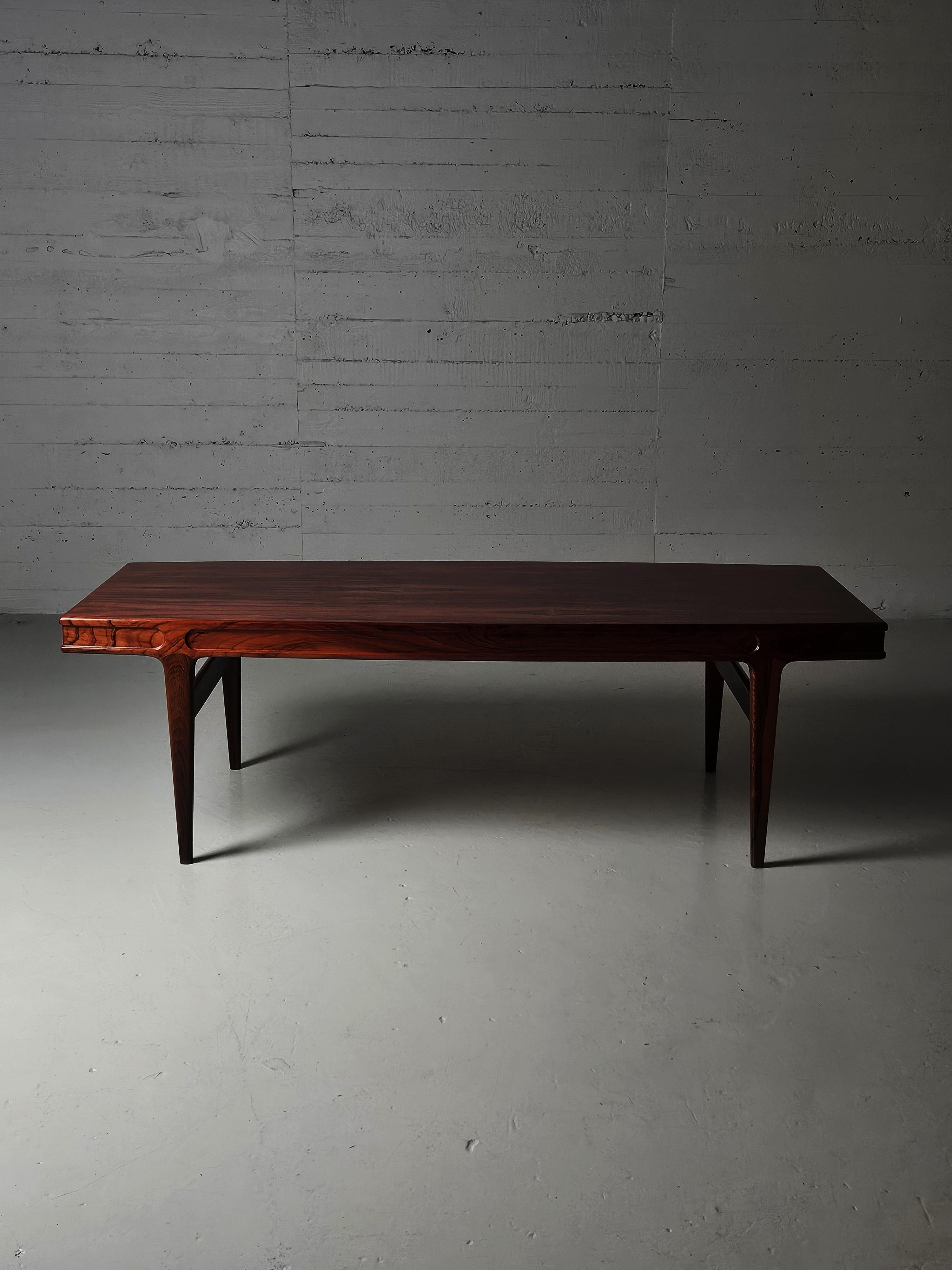Scandinave moderne Rosewood coffee table by Johannes Andersen, CFC Silkeborg, Denmark, 1960s en vente