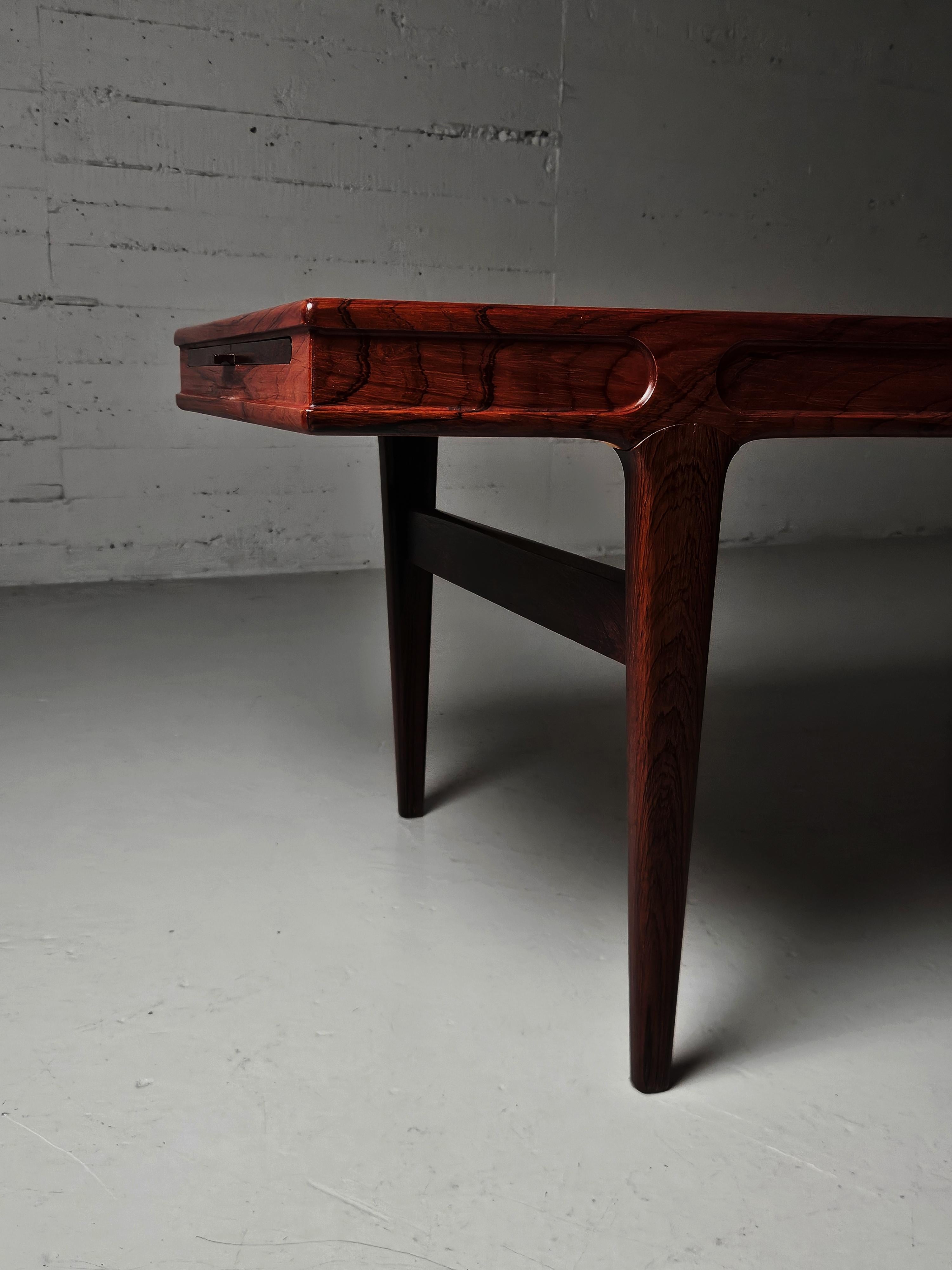Danois Rosewood coffee table by Johannes Andersen, CFC Silkeborg, Denmark, 1960s en vente