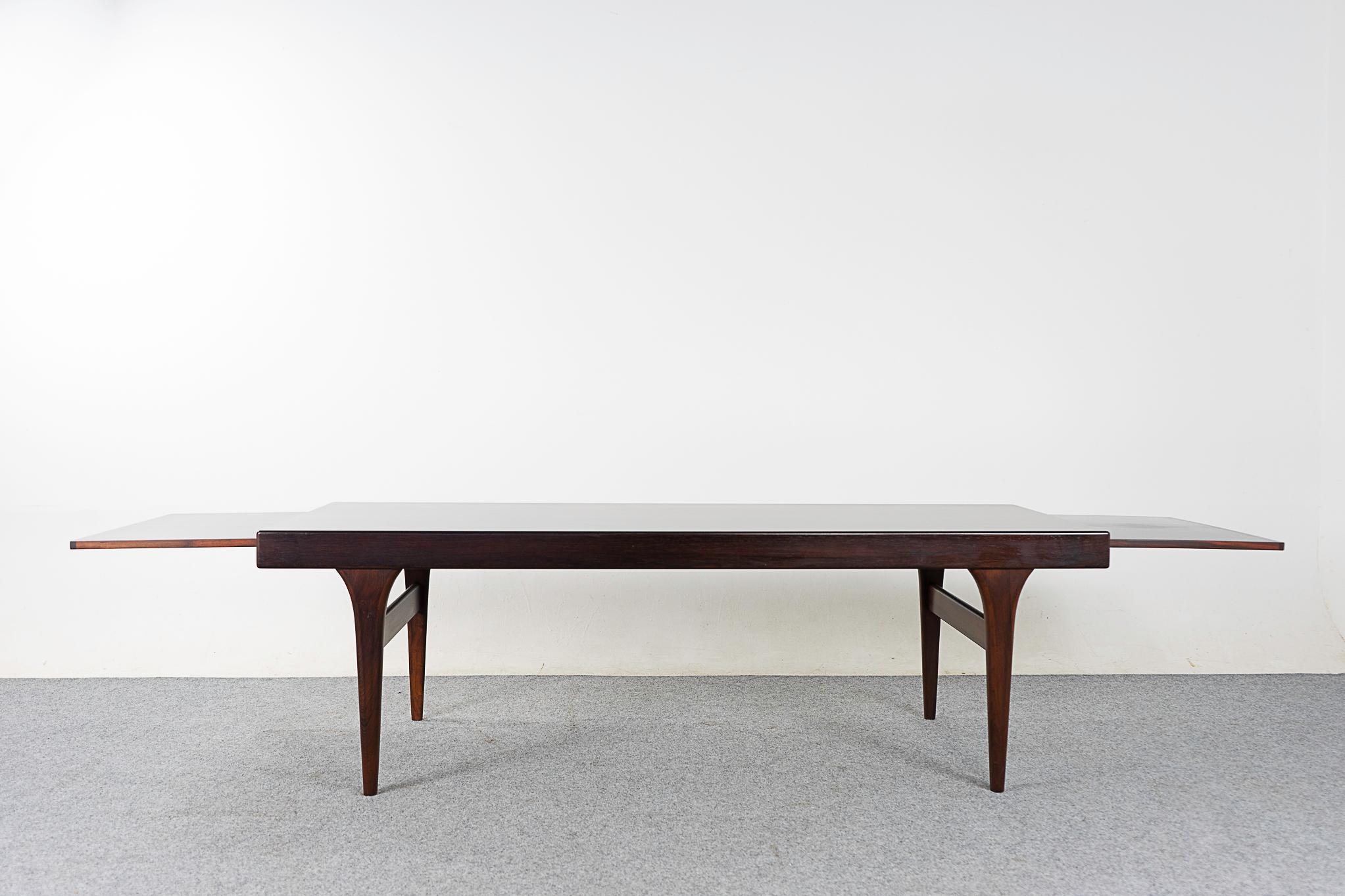 Rosewood Coffee Table by Johannes Andersen In Good Condition For Sale In VANCOUVER, CA