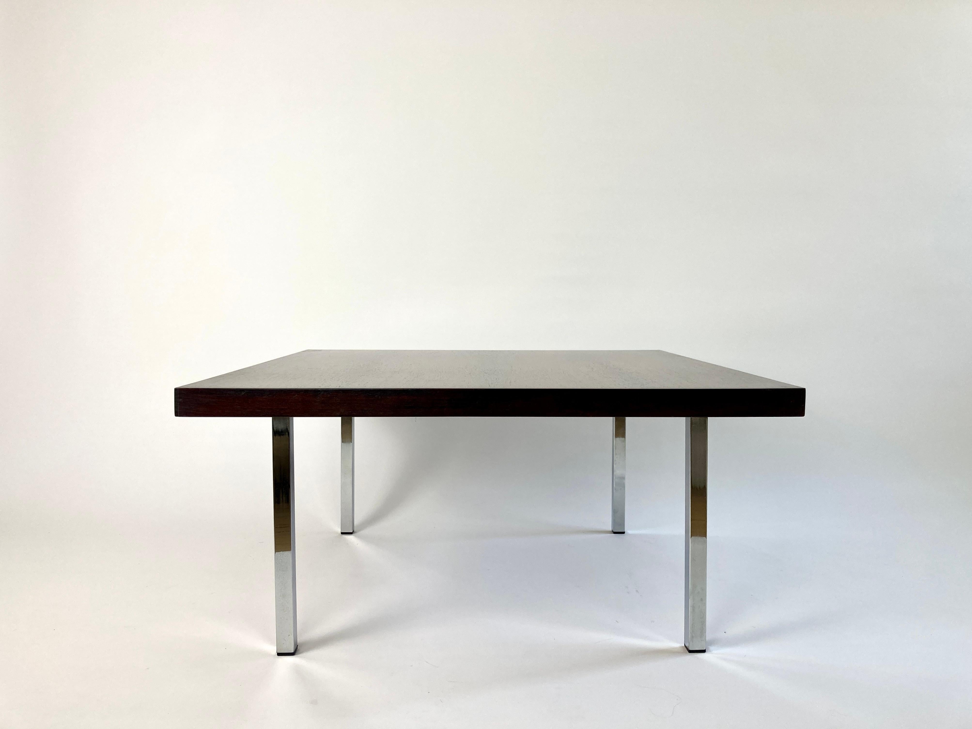 Square coffee table by Kho LIang Ie for Dutch furniture manufacturer Artifort, dating from the 1960s.

Rosewood top showing superb colour and grain sitting on chromed steel legs.

Excellent original condition, no old repairs, just one tiny dint