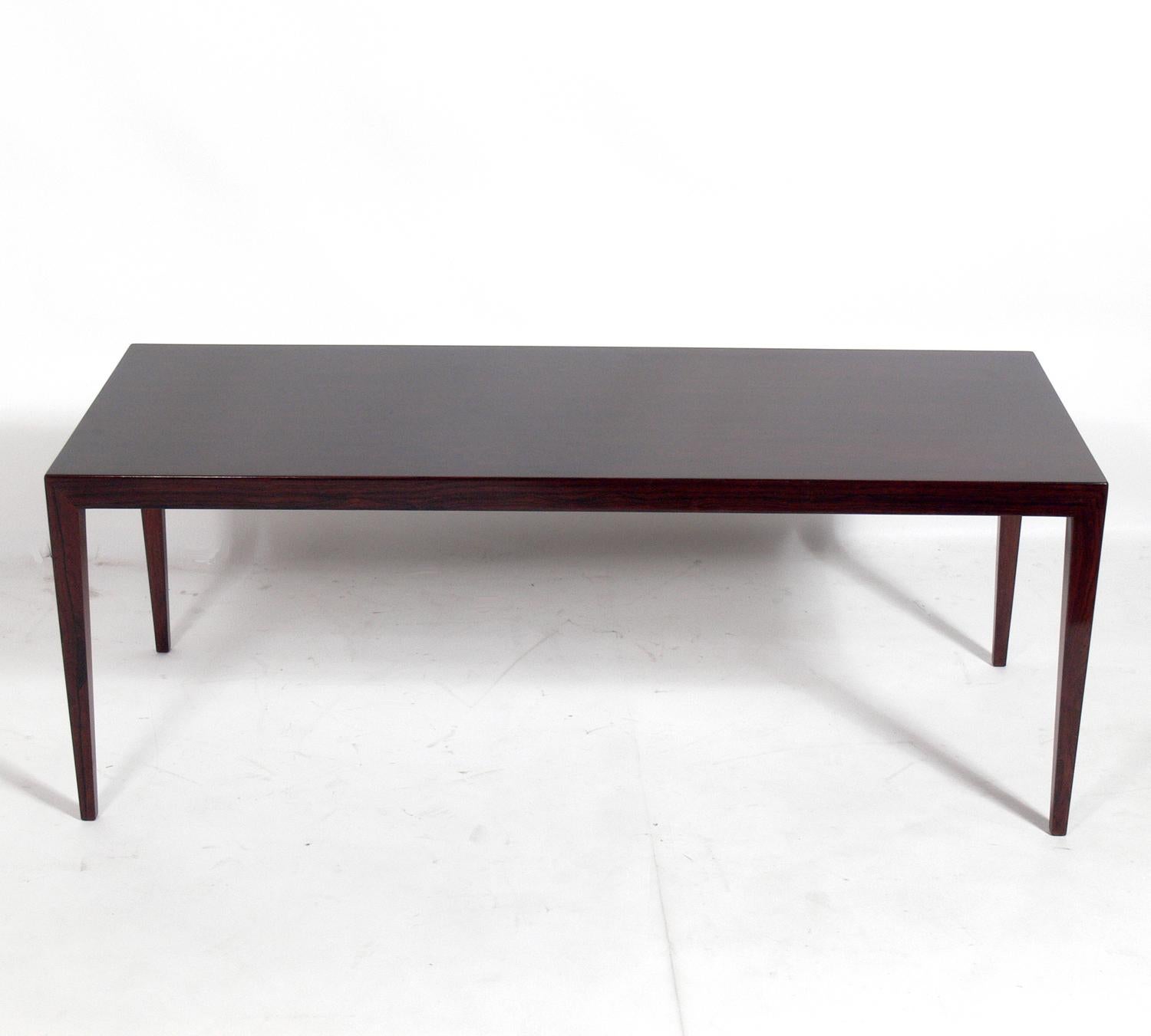 Clean lined Danish modern rosewood coffee table, designed by Severin Hansen Jr for Haslev Møbelsnedkeri A/S, Denmark, circa 1960s. Beautifully grained rosewood throughout.