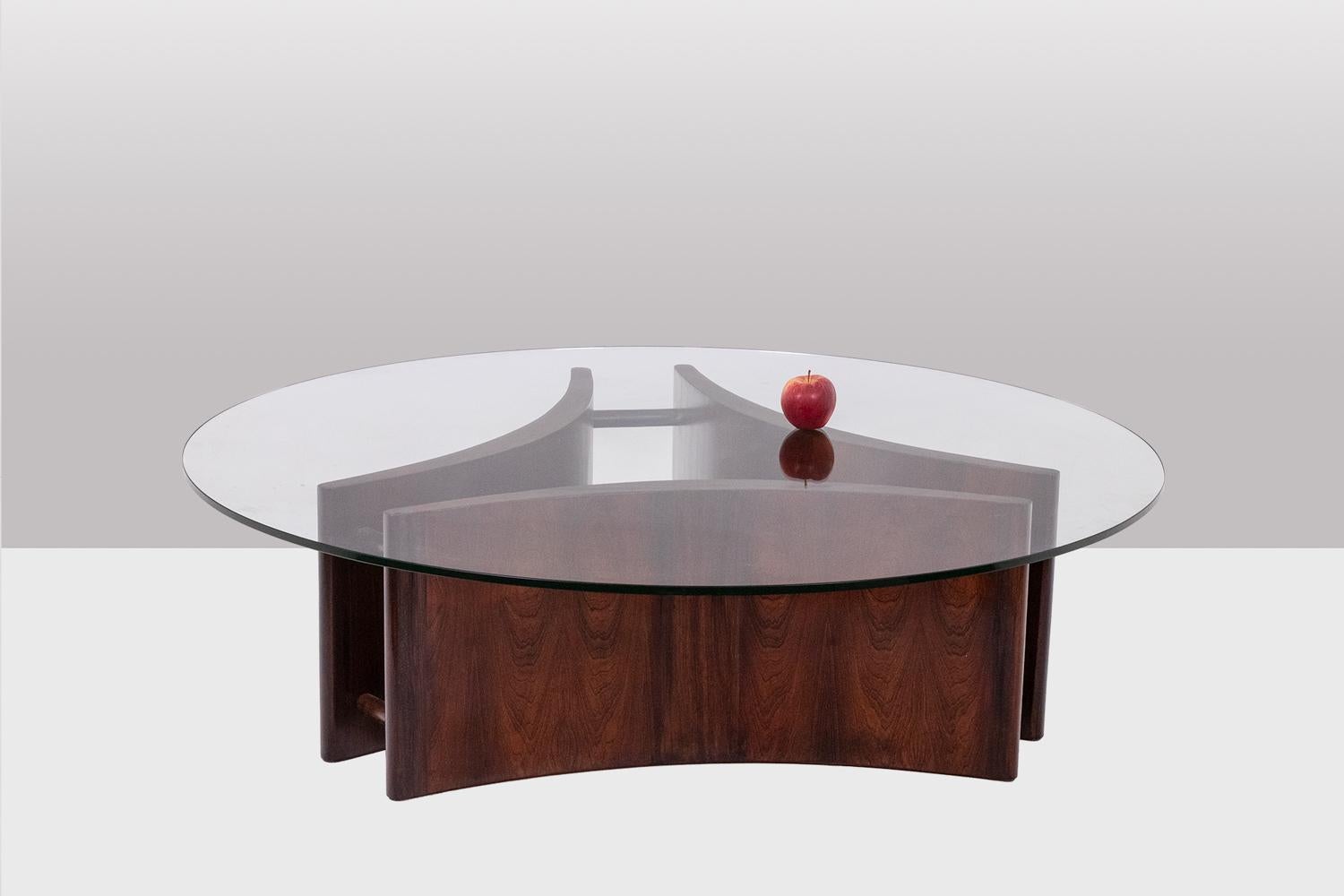 Table basse. Base en bois de rose, de forme concave, sur laquelle repose un plateau rond.

Œuvre néerlandaise réalisée dans les années 1970.

Dimensions : H 39 x D 140 cm

Référence : LS59121106A