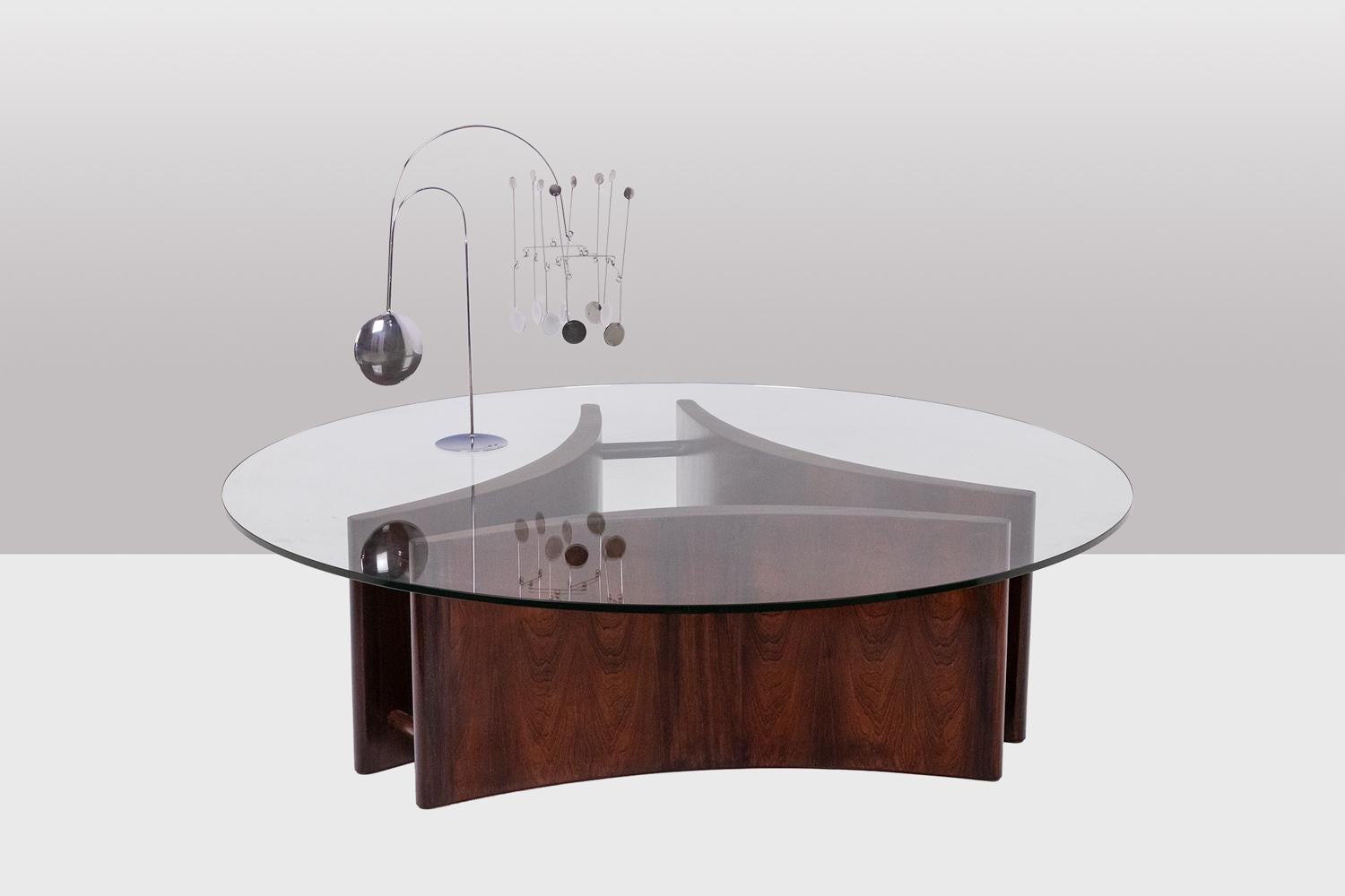 Européen Table basse en palissandre, de forme concave. 1970s. en vente