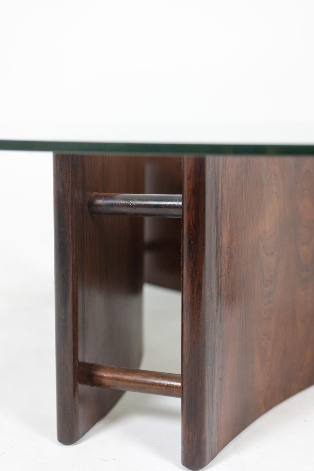 Table basse en palissandre, de forme concave. 1970s. Excellent état - En vente à Saint-Ouen, FR