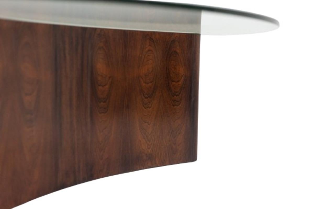 Bois de rose Table basse en palissandre, de forme concave. 1970s. en vente