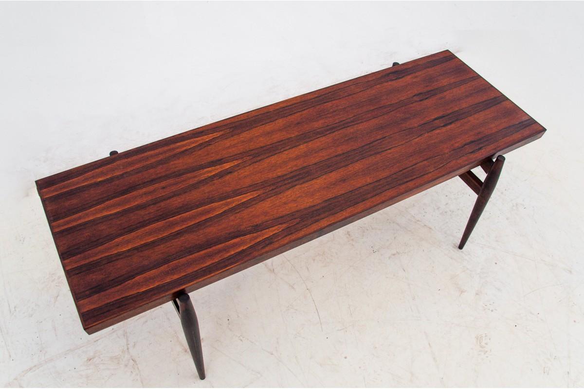 Table basse - table basse, design danois, années 1960

Très bon état.

Bois : Bois de rose

Dimensions : hauteur 51 cm, longueur 157 cm, profondeur 61 cm.