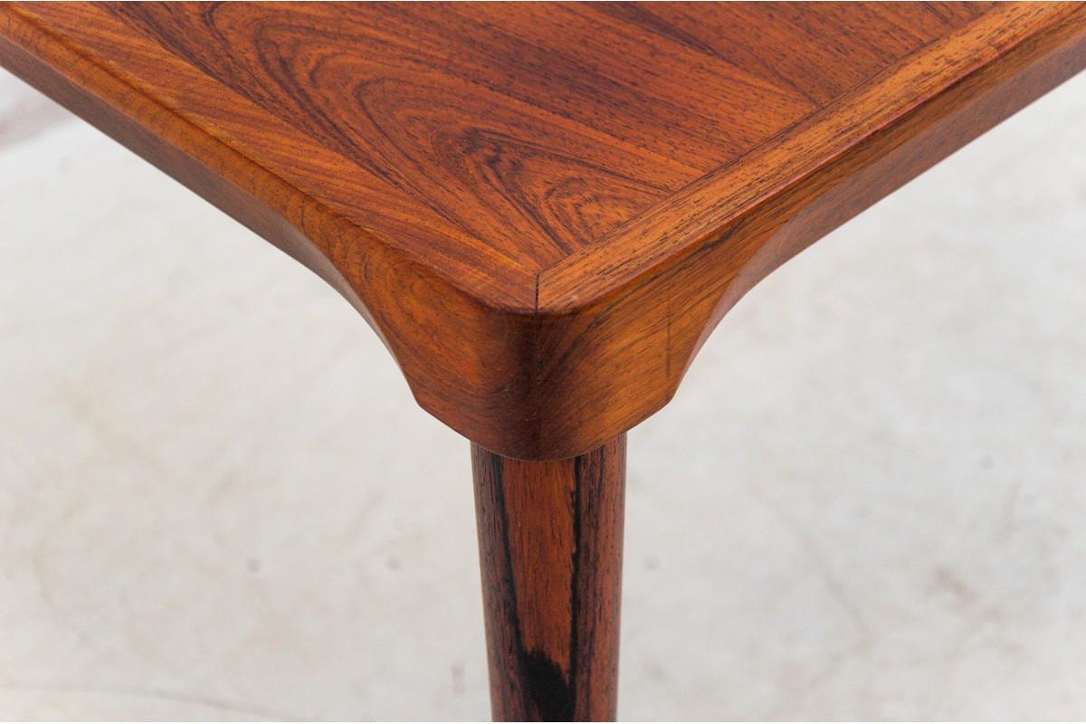 Table basse en bois de rose, design danois, années 1960

Très bon état.

Dimensions : hauteur 52 cm, largeur 58 cm, profondeur 58 cm.