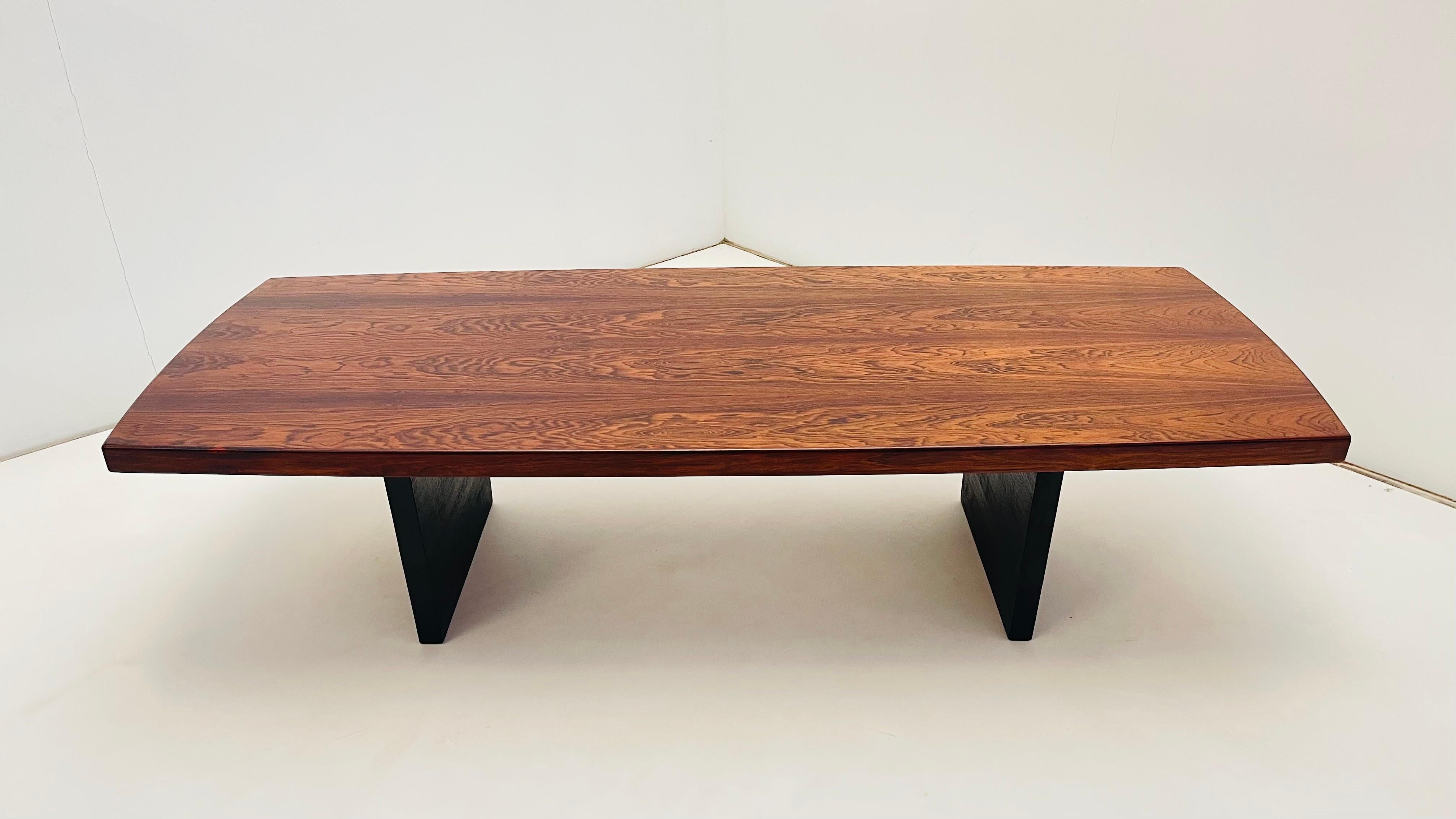 Round sided rectangle Coffee table In Good Condition For Sale In Brussels, BE