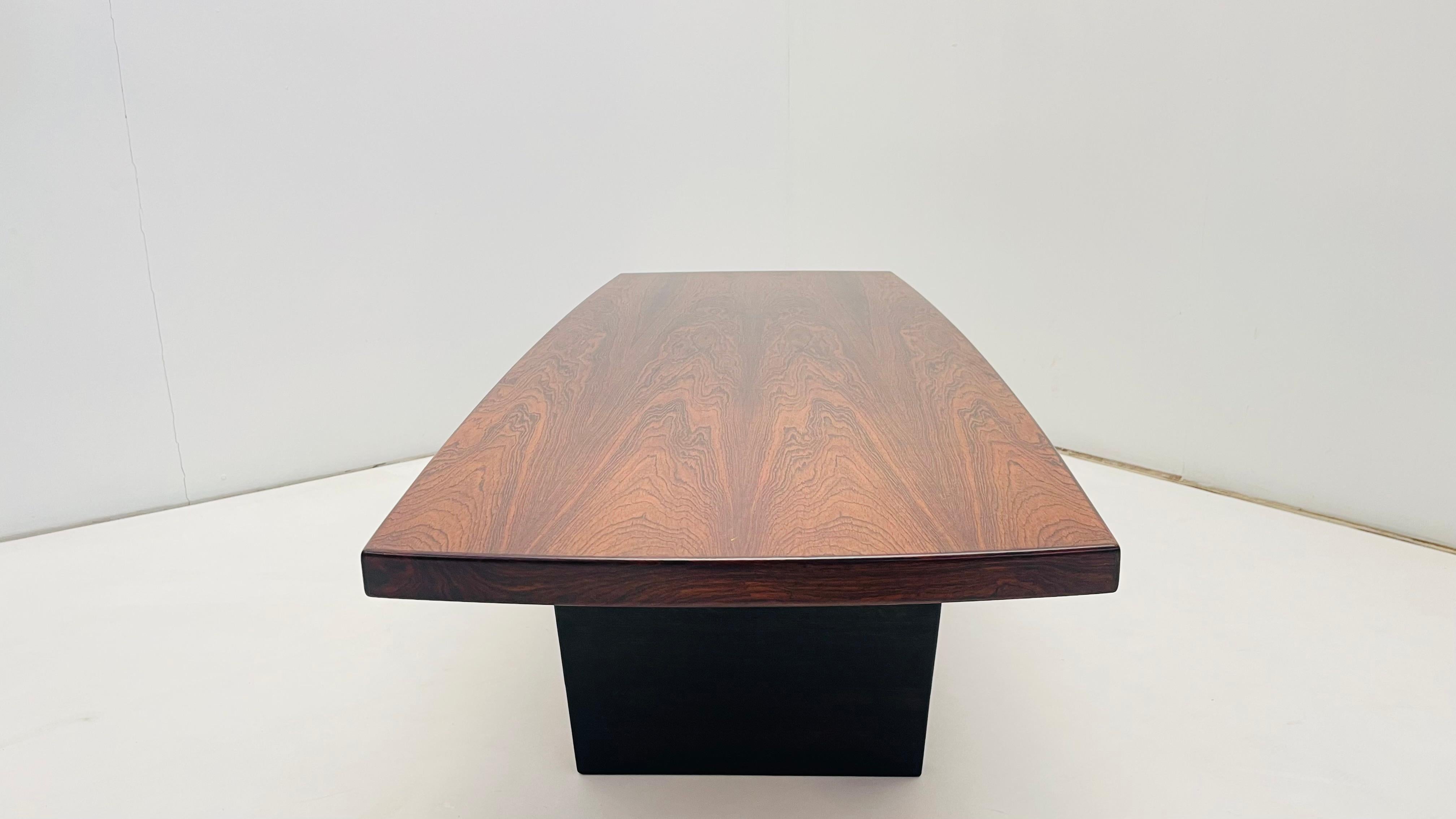 Round sided rectangle Coffee table For Sale 2